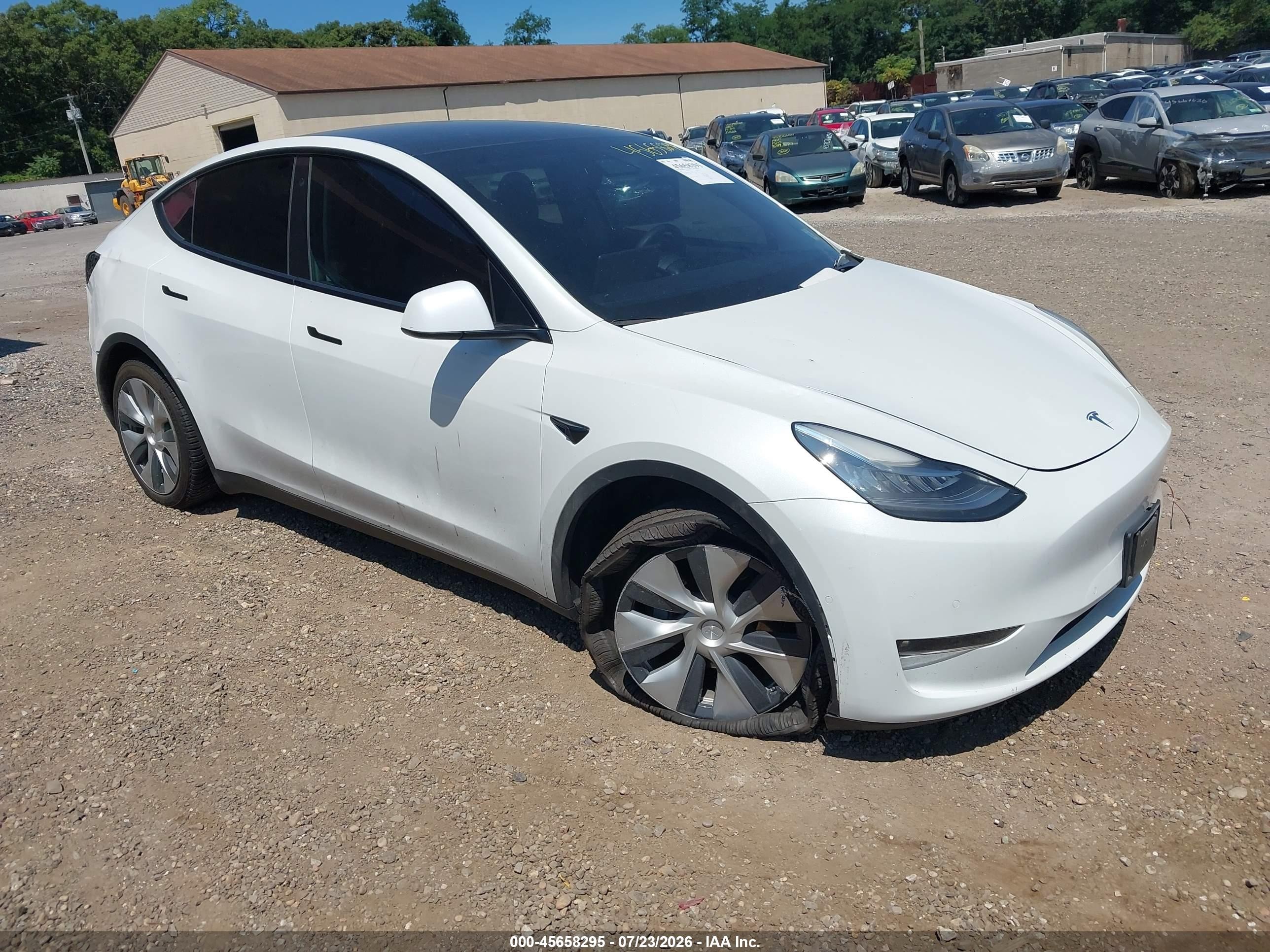 2021 Tesla Model Y Long Range, VIN 5YJYGDEE8MF222786 — Side