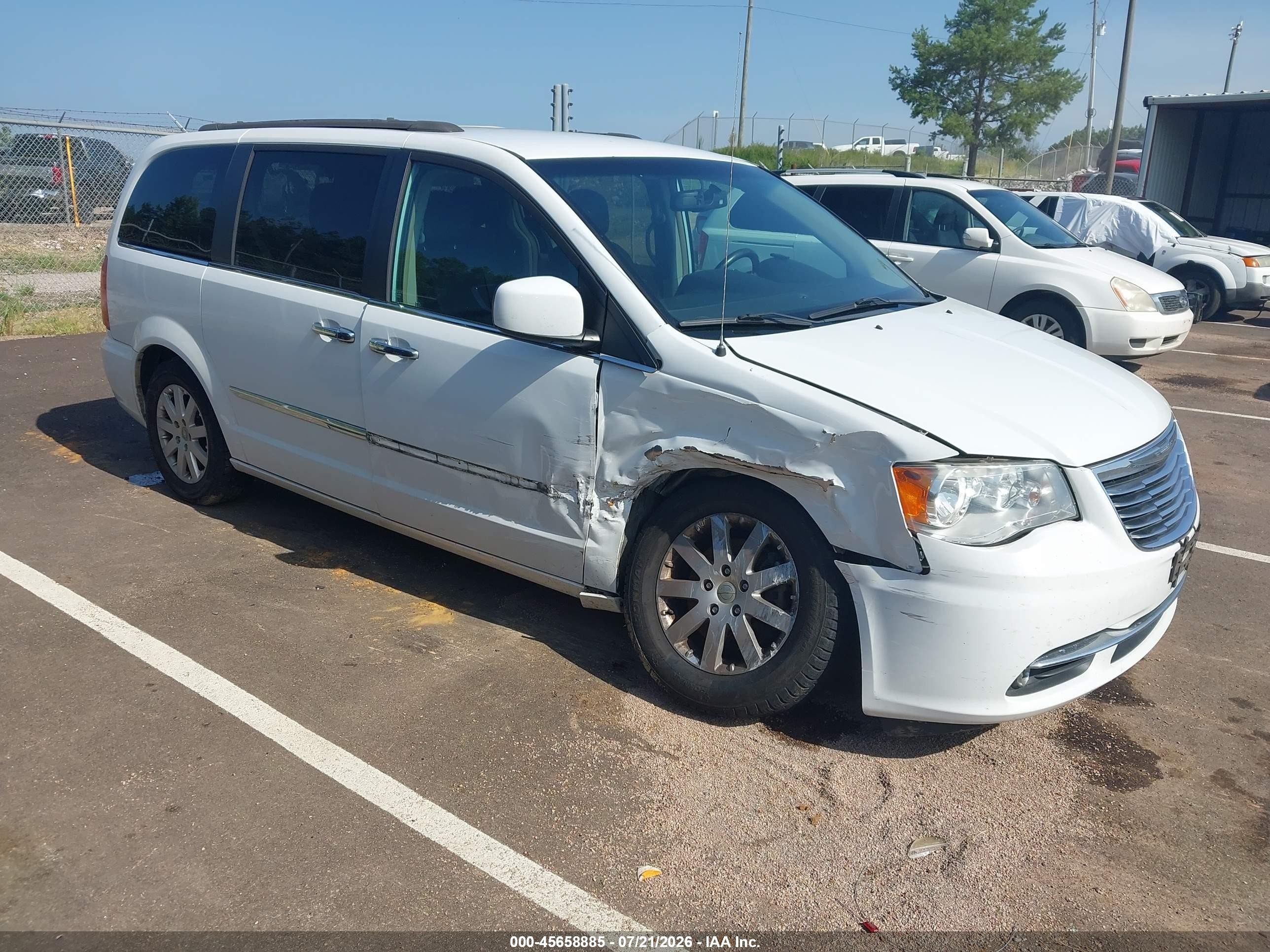 2015 Chrysler Town & Country Touring, VIN 2C4RC1BG9FR676184 — Бок