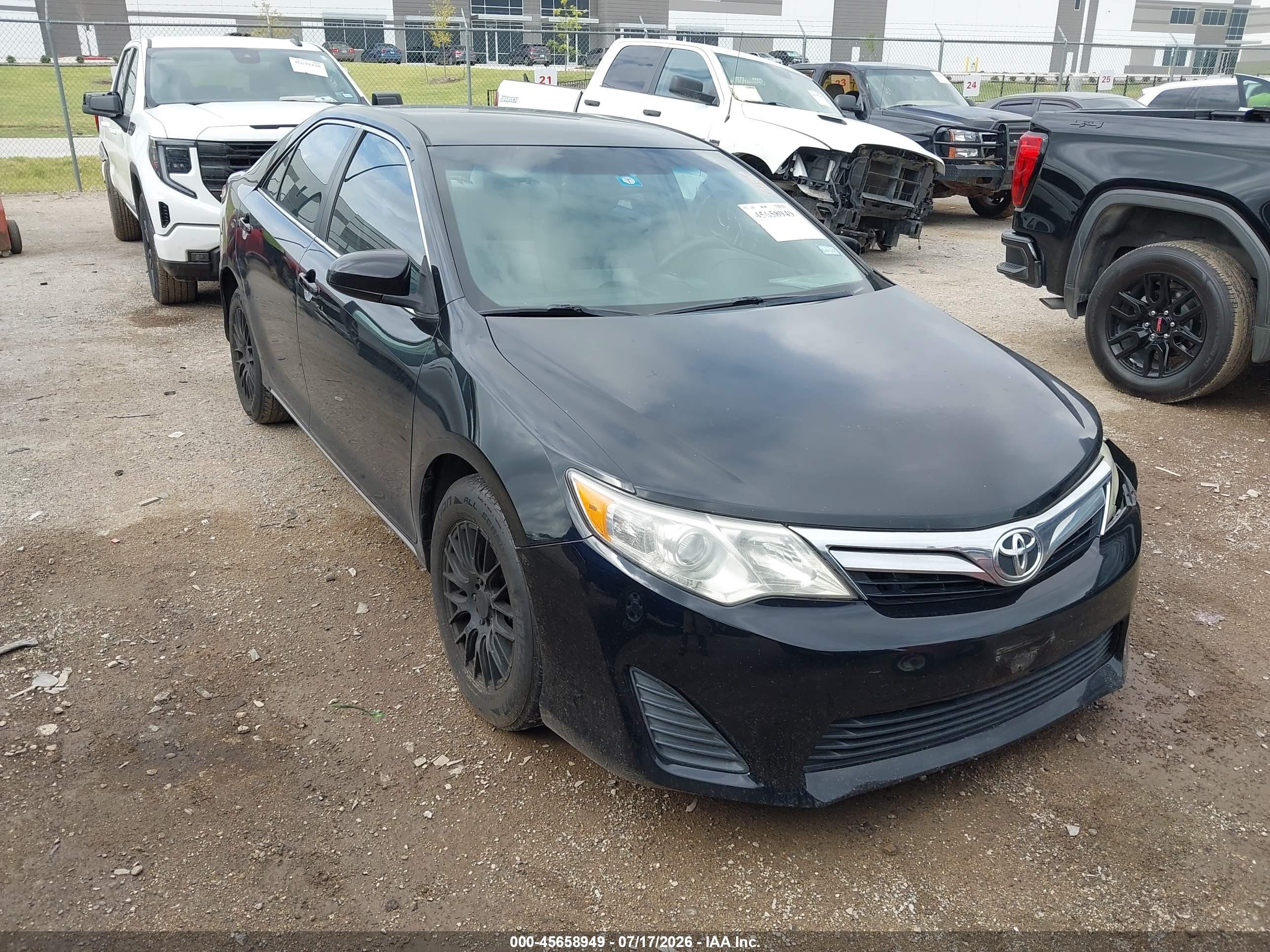 2014 Toyota Camry LE, VIN 4T4BF1FK1ER392560 — Front end