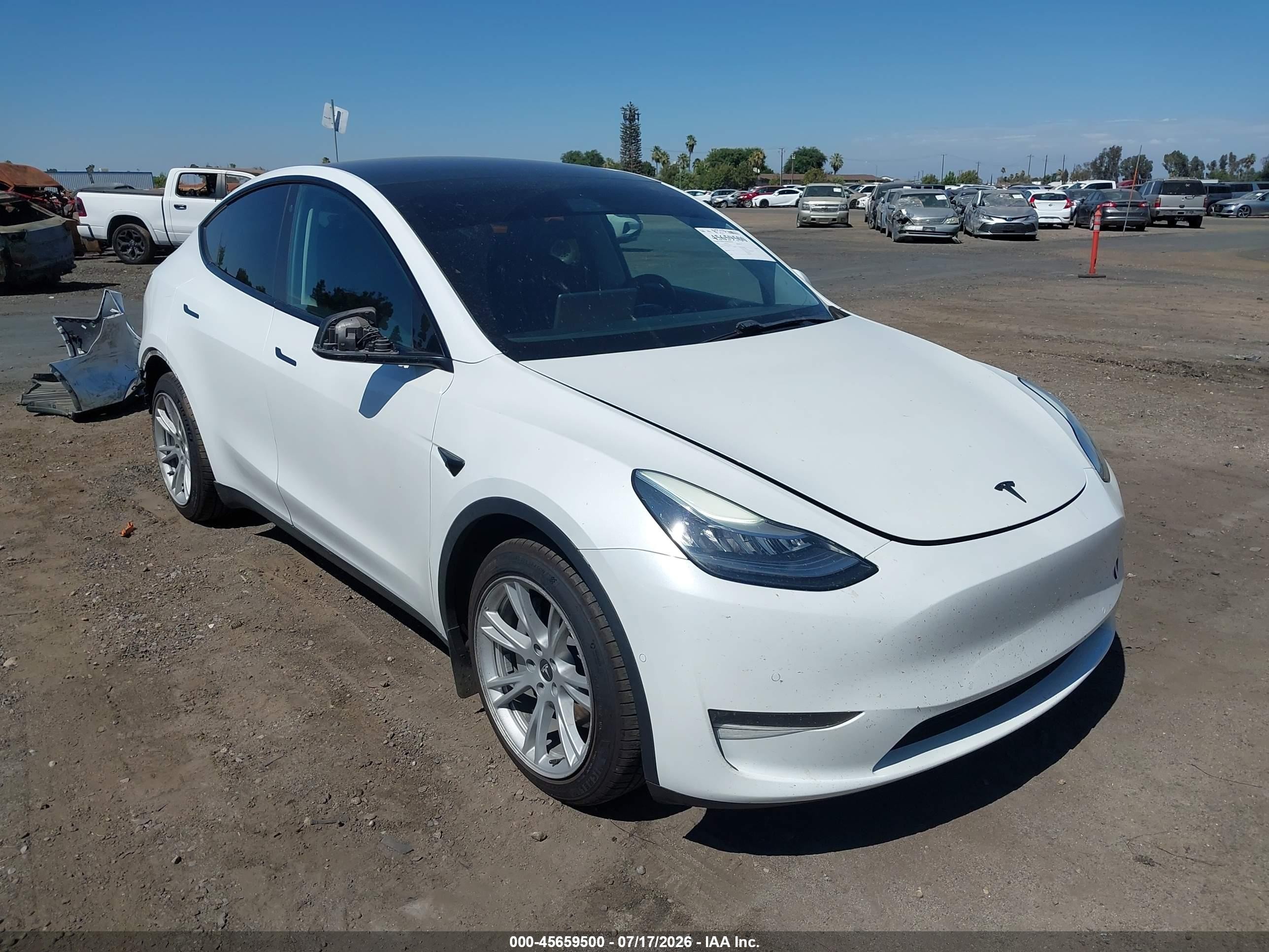 2020 Tesla Model Y Long Range, VIN 5YJYGDEE7LF010752 — Rear end