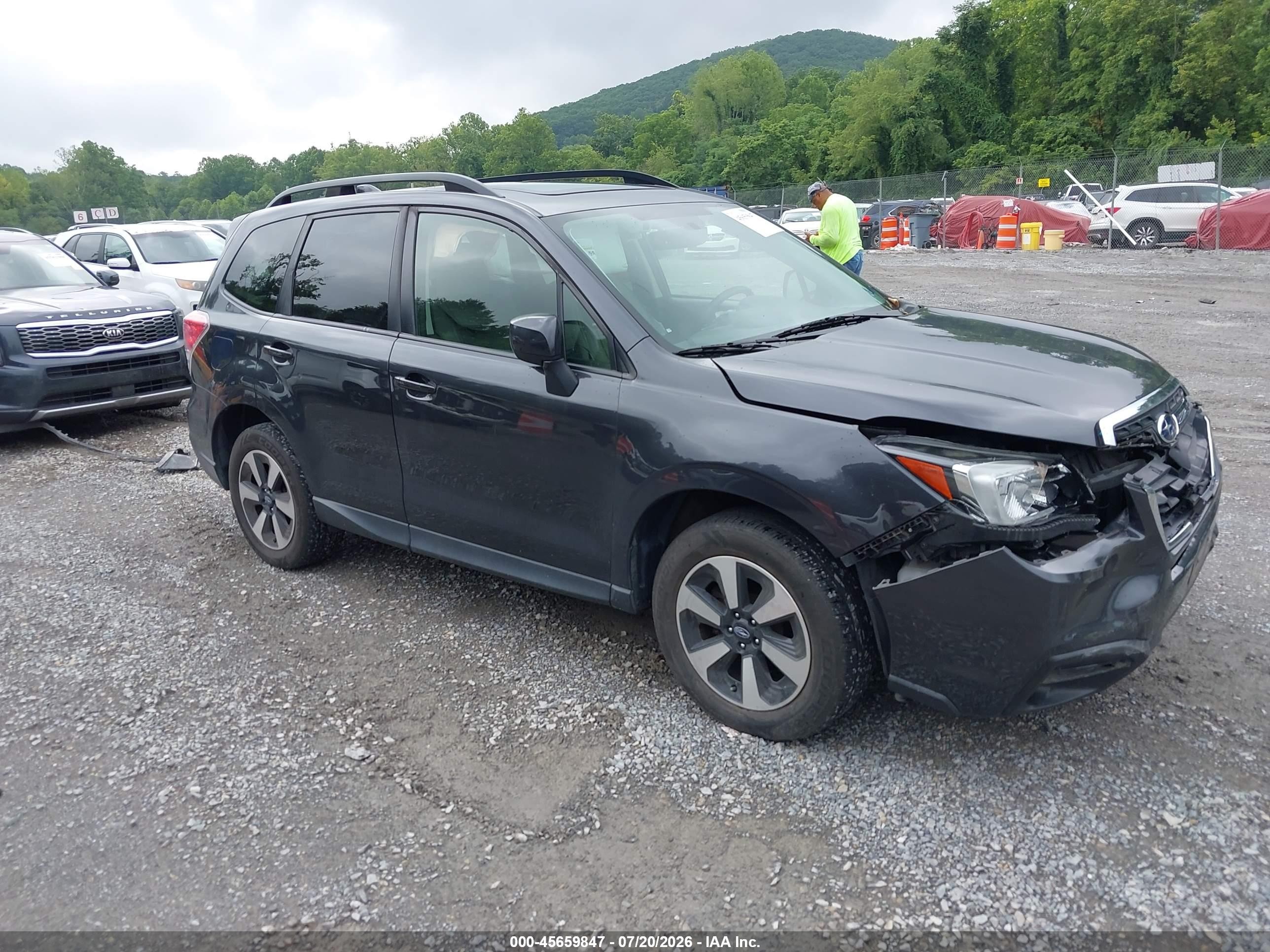 2017 Subaru Forester Premium, VIN JF2SJAGC9HH555278 — Перед