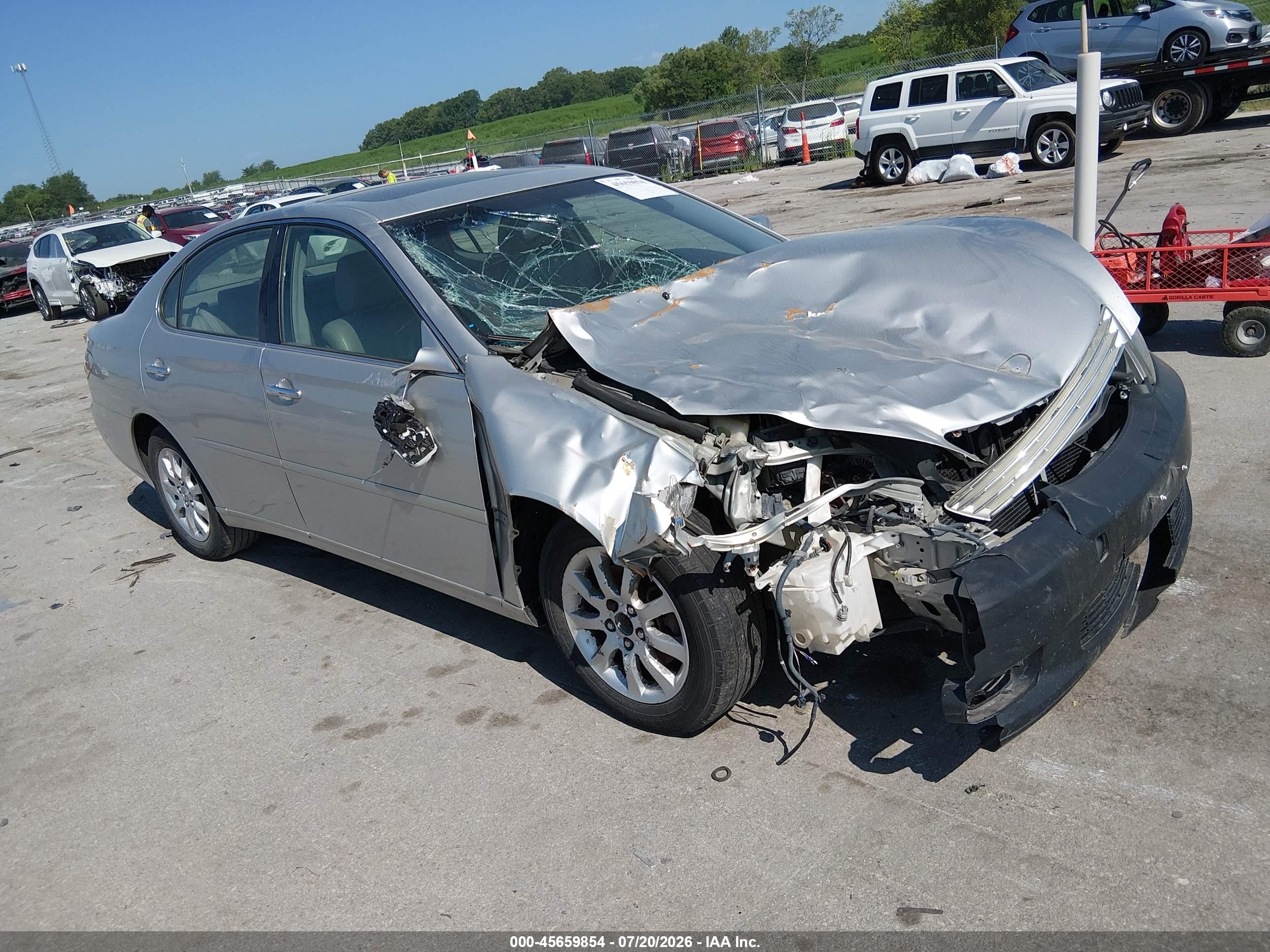 2002 Lexus ES 300, VIN JTHBF30G825024251 — Front end