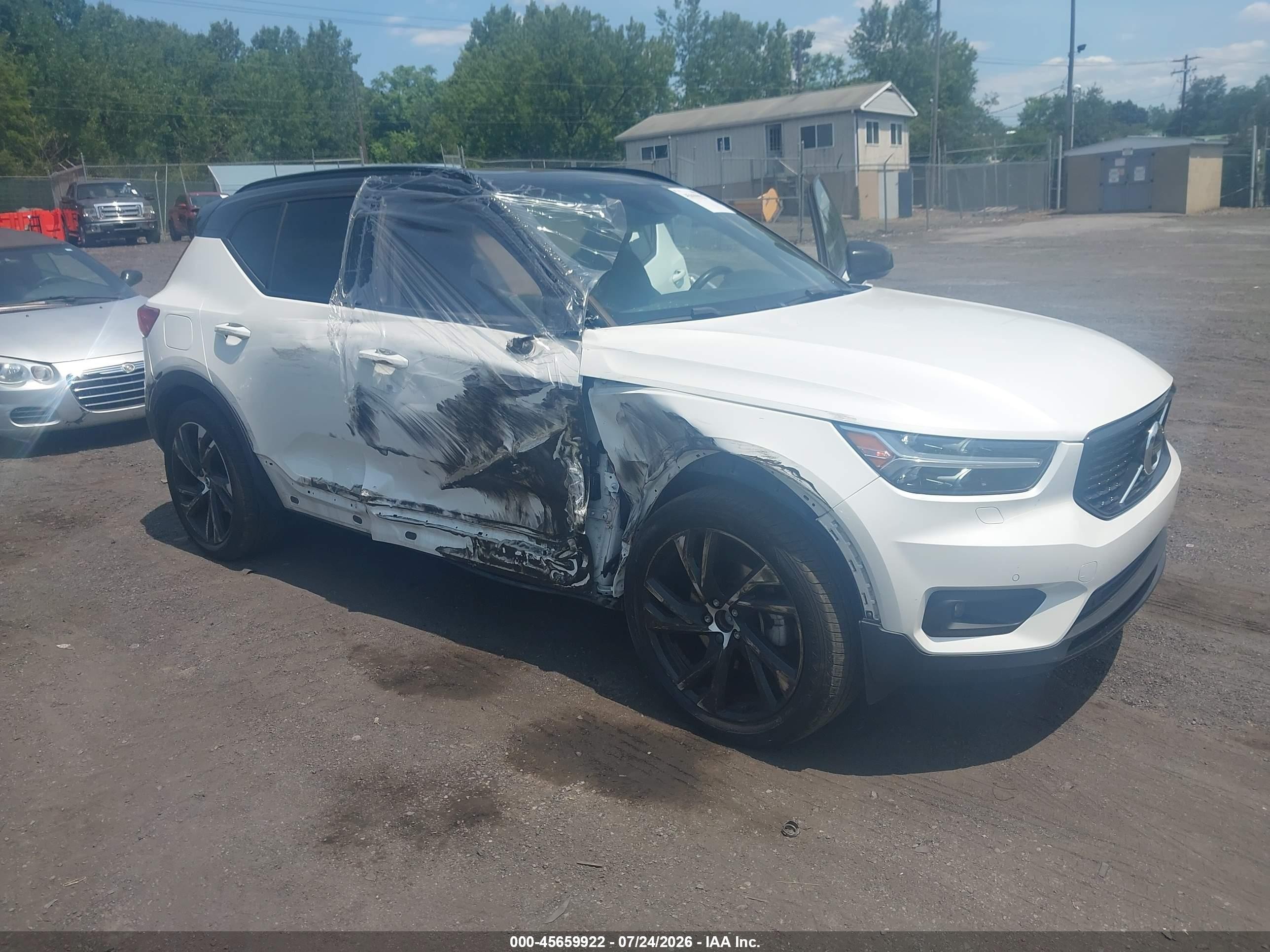 2021 Volvo XC40 R-Design, VIN YV4162UM6M2409879 — Side