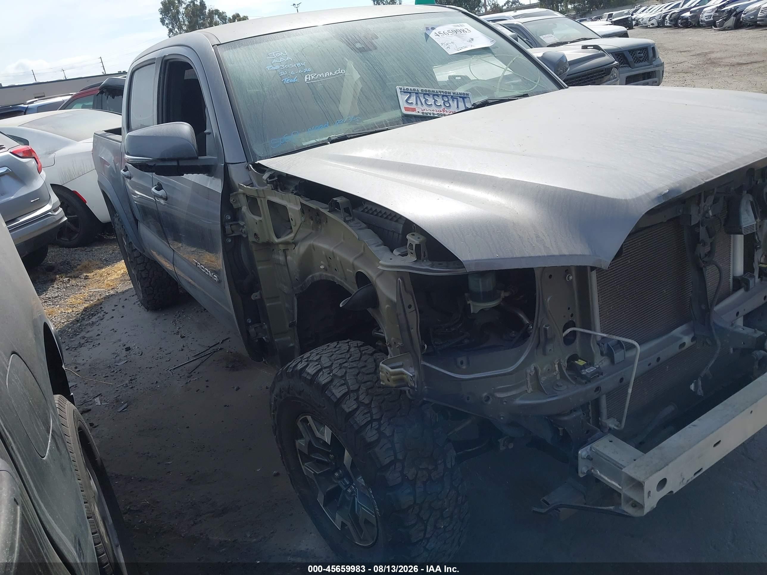 2019 Toyota Tacoma TRD Sport, VIN 5TFCZ5AN9KX204302 — Front end