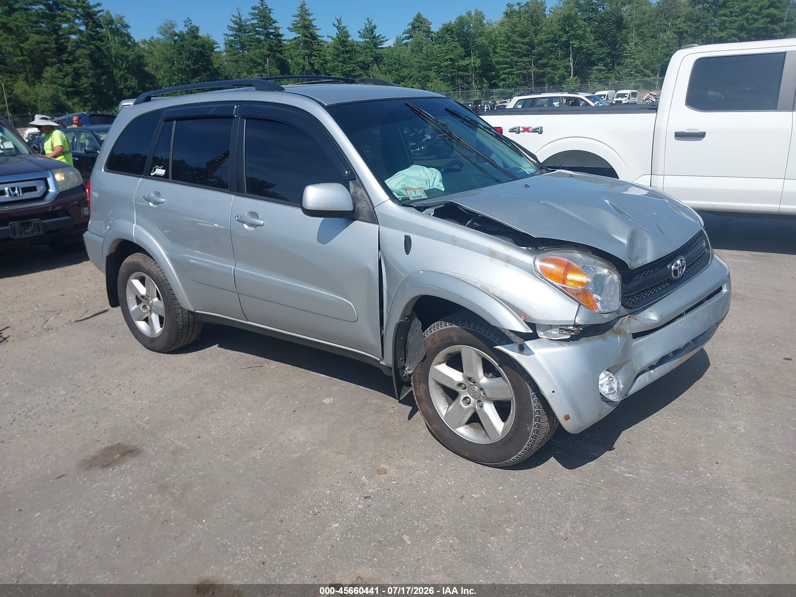 2004 Toyota RAV4, VIN JTEHD20V440023586 — Перед