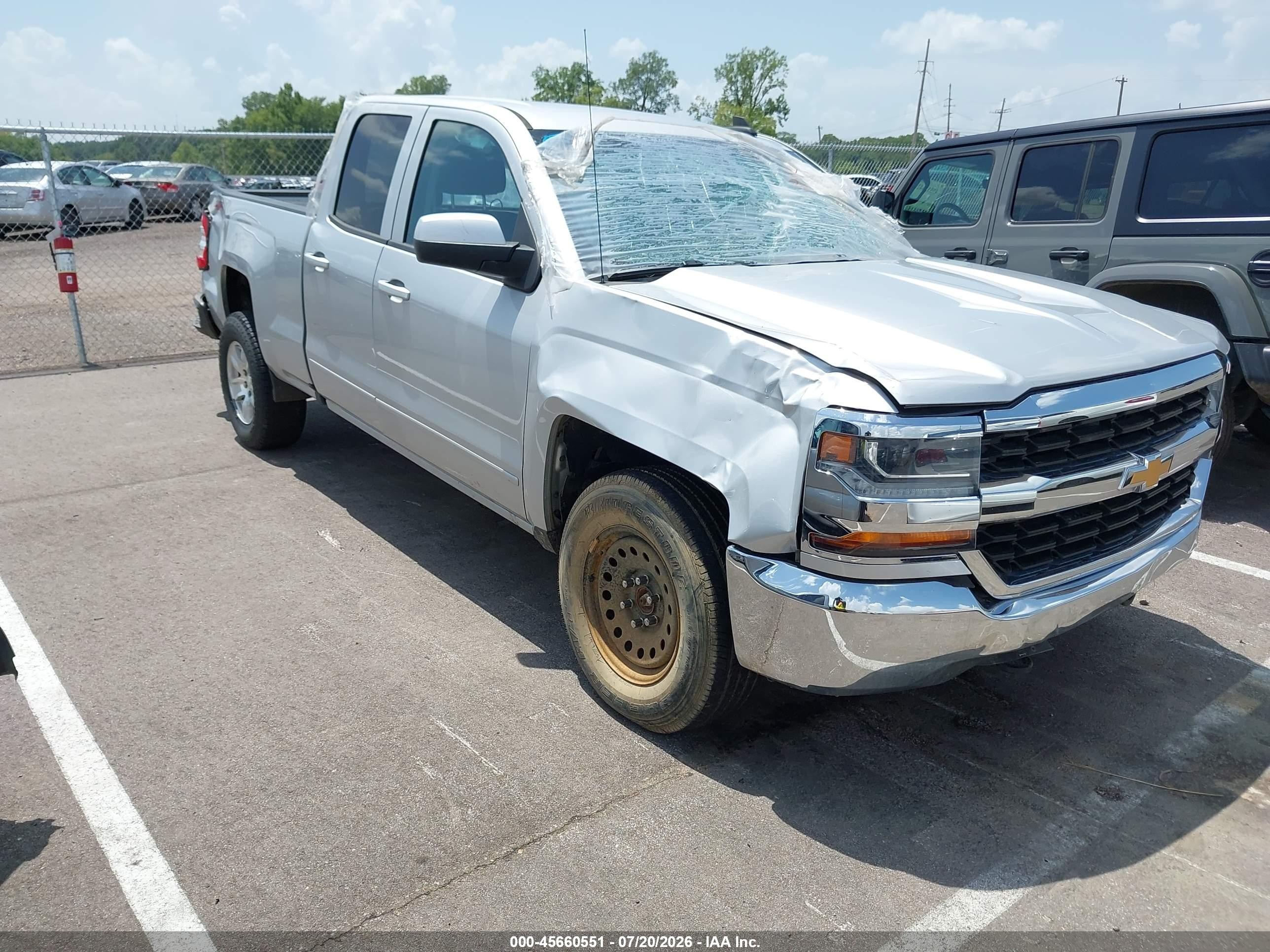2018 Chevrolet Silverado 1500 LT, VIN 1GCVKREC8JZ166819 — Front end