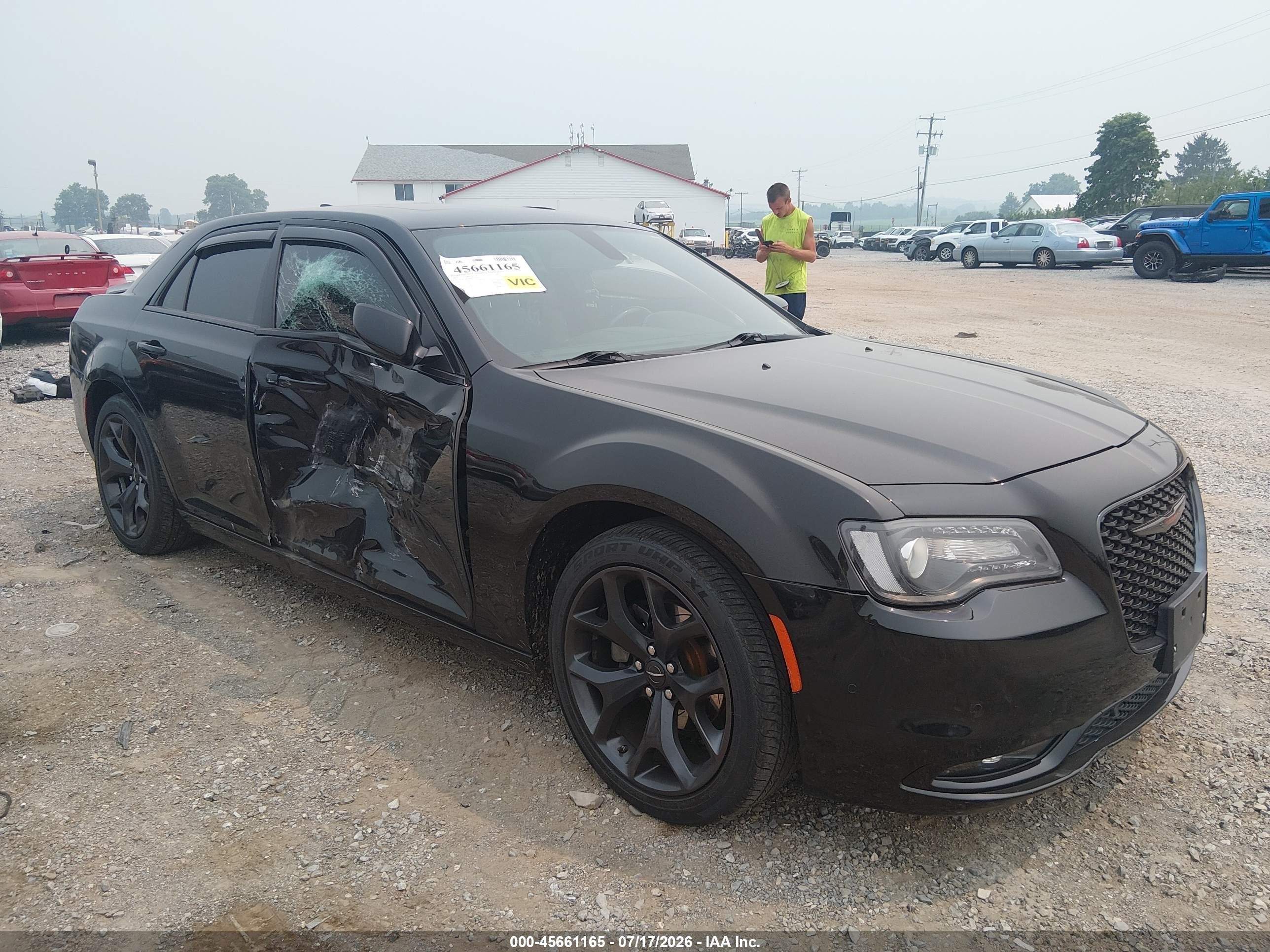 2022 Chrysler 300 S, VIN 2C3CCABG0NH135264 — Side