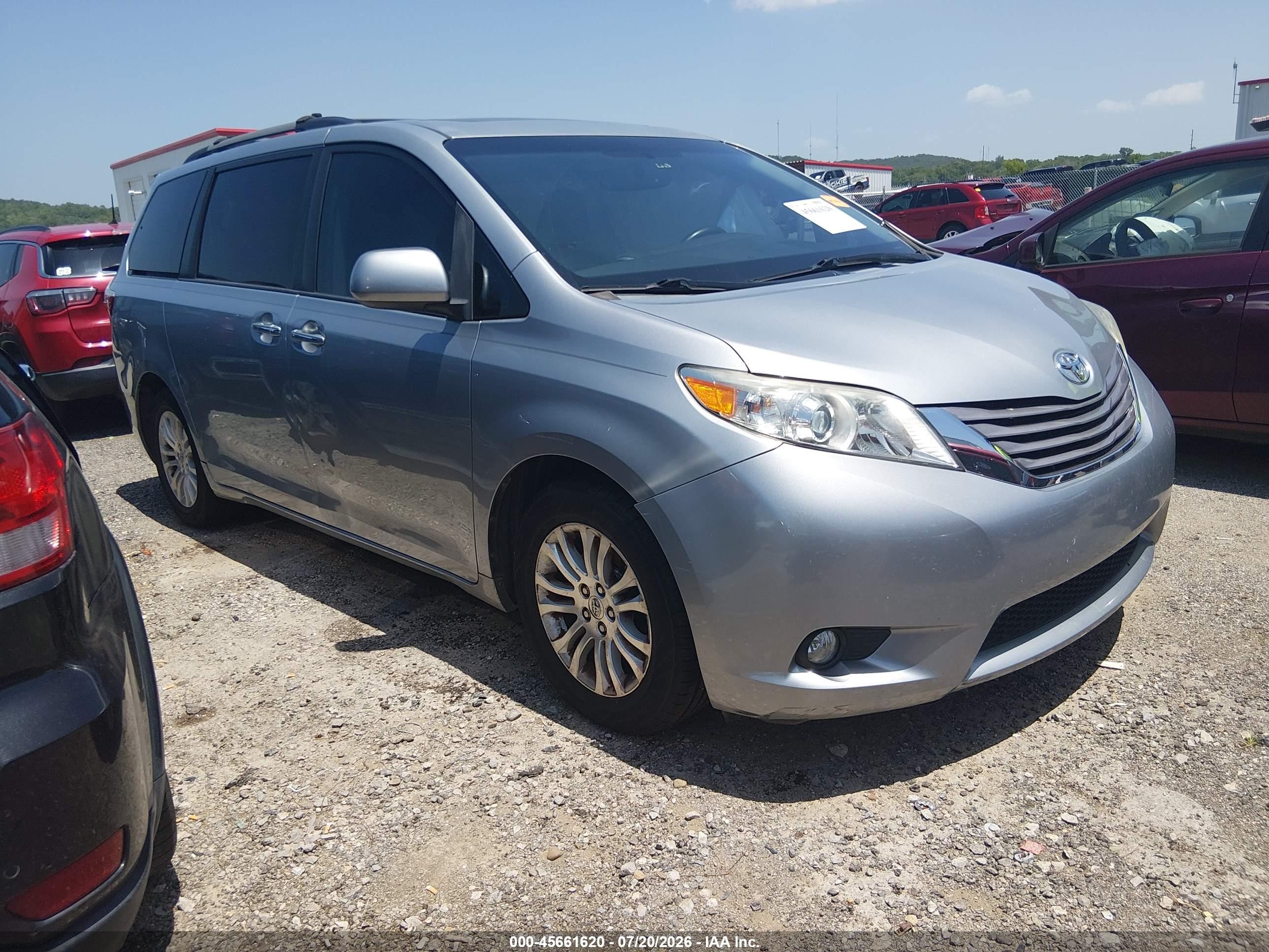 2015 Toyota Sienna XLE, VIN 5TDYK3DC3FS664124 — Side