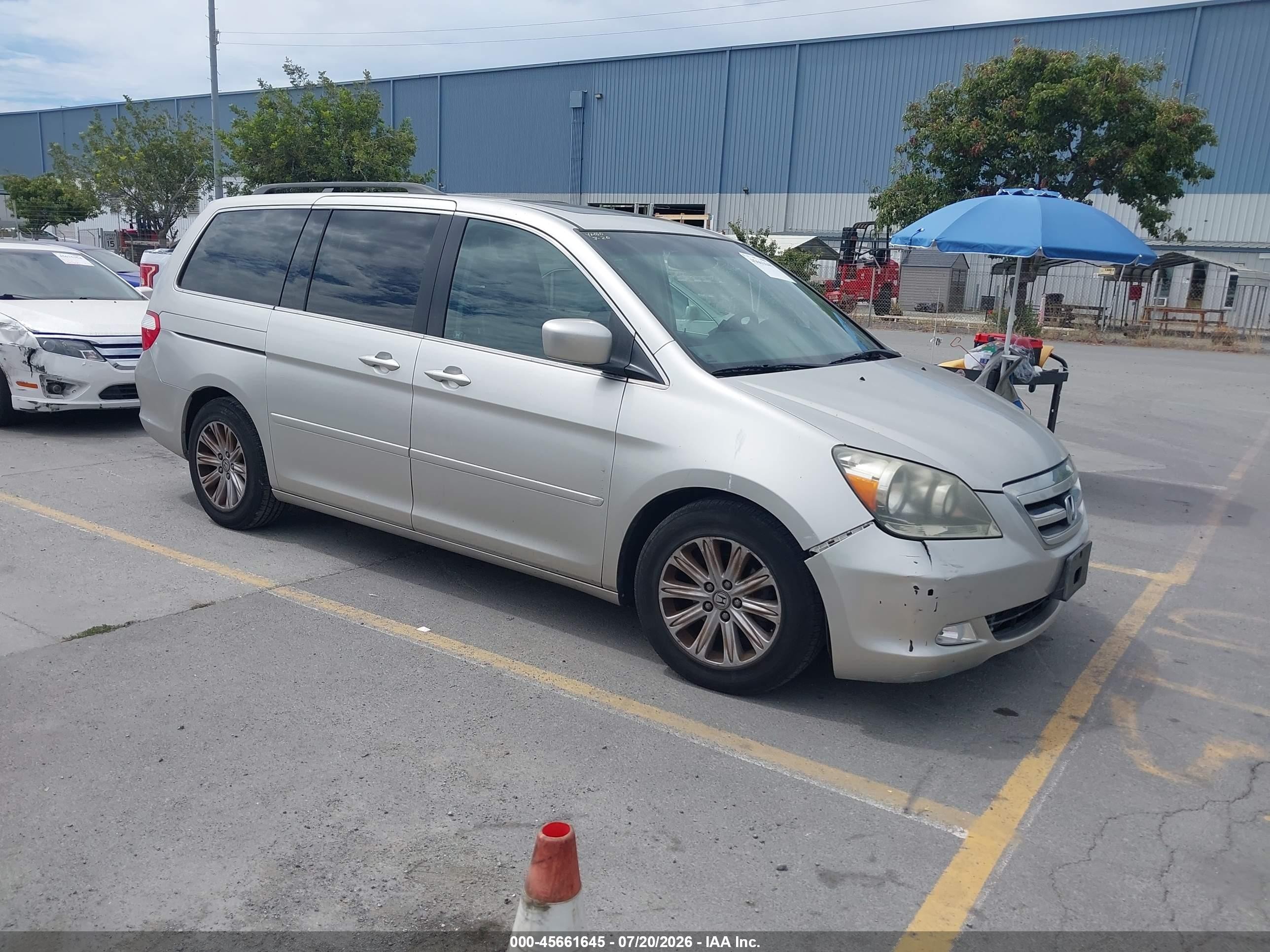 2007 Honda Odyssey Touring, VIN 5FNRL388X7B047722 — Front end
