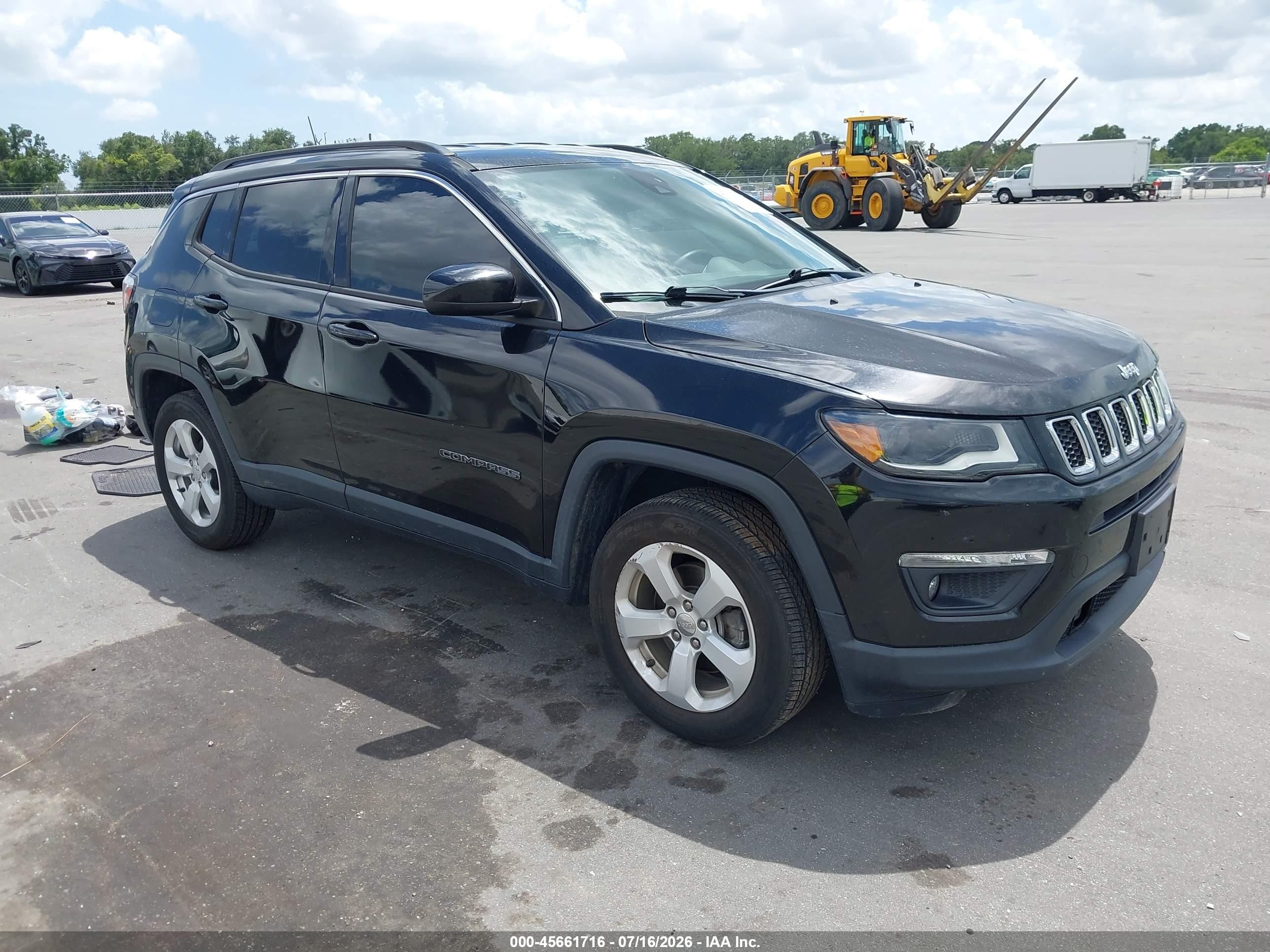 2018 Jeep Compass Latitude, VIN 3C4NJDBB6JT413912 — Side
