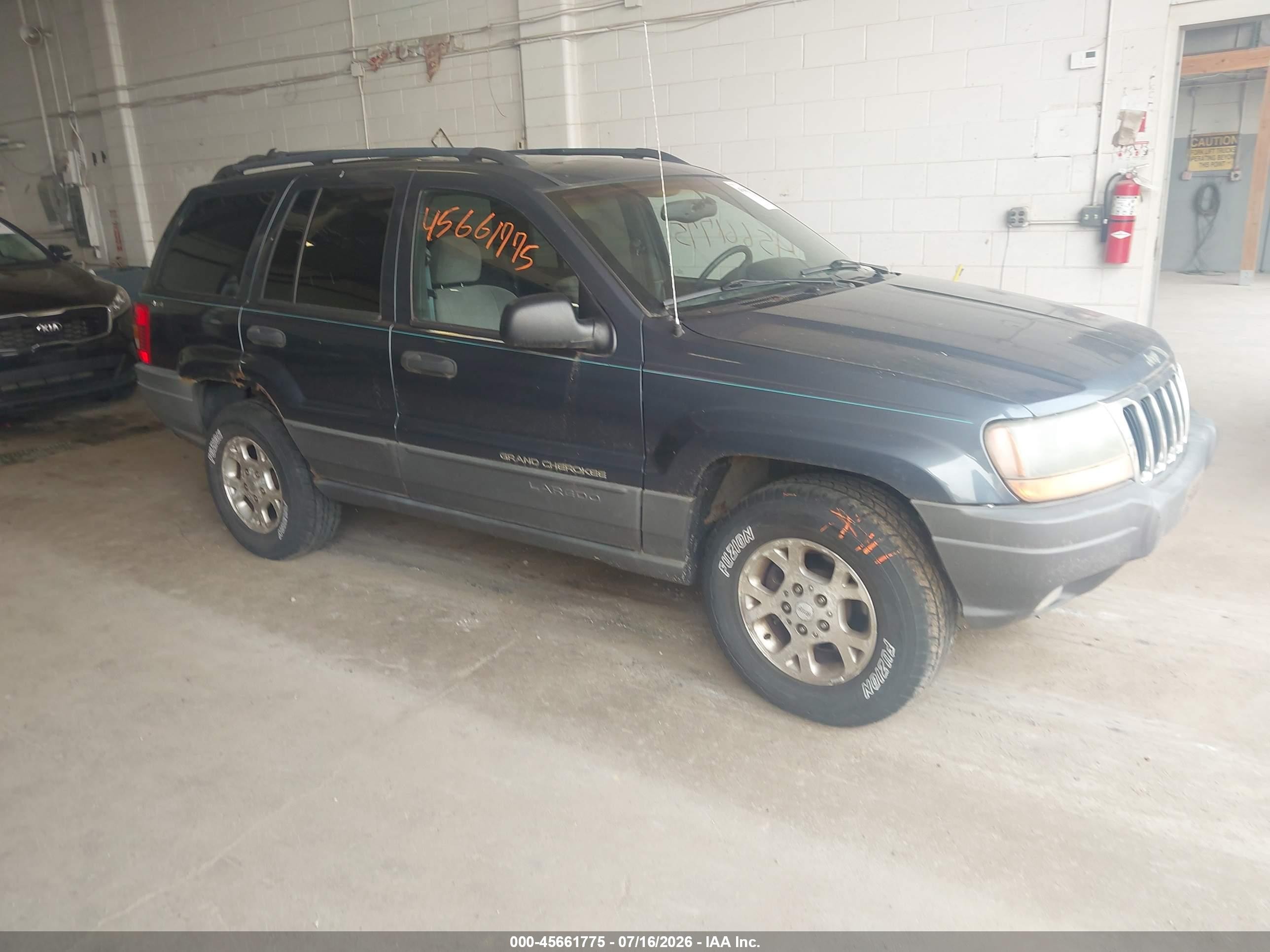 2001 Jeep Grand Cherokee Laredo, VIN 1J4GW48S01C628578 — Normal wear