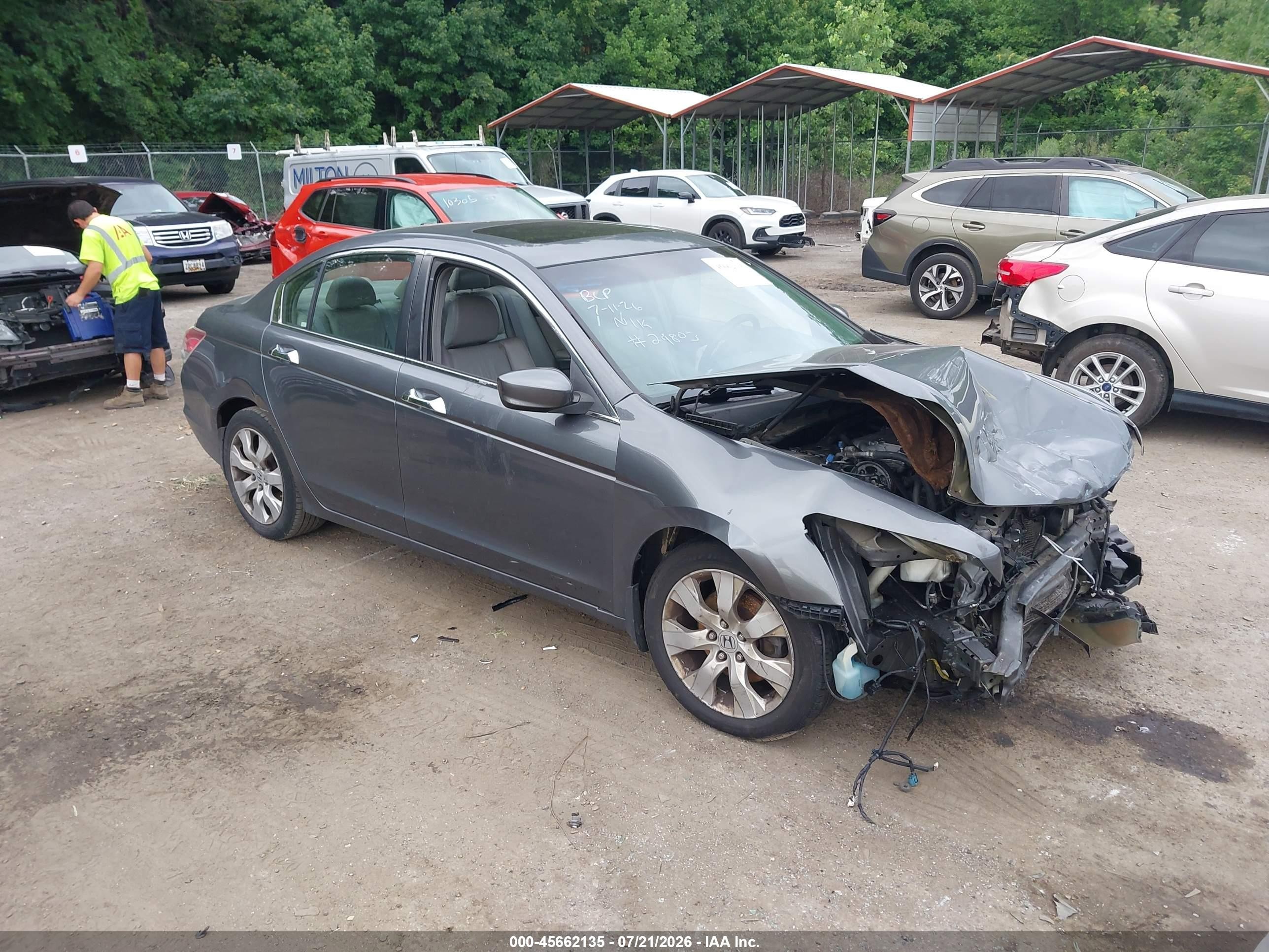 2008 Honda Accord EX-L, VIN 1HGCP36868A043756 — Перед