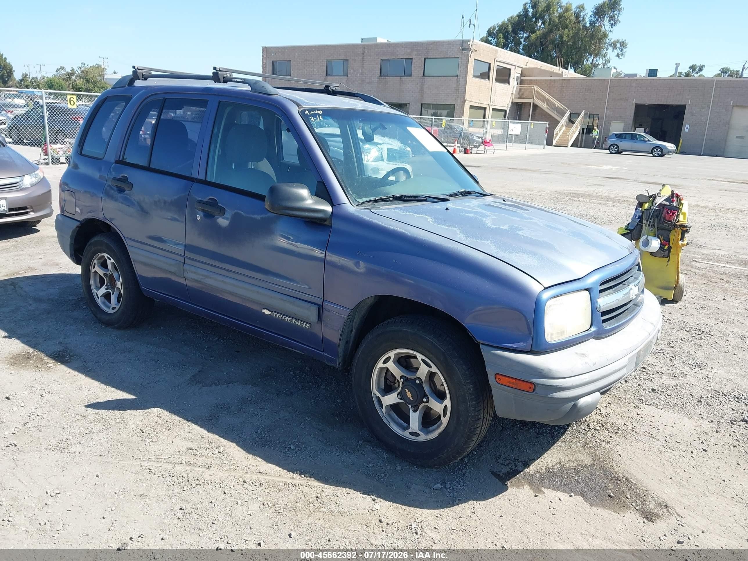 1999 Chevrolet Tracker, VIN 2CNBE13C9X6931762 — Front end