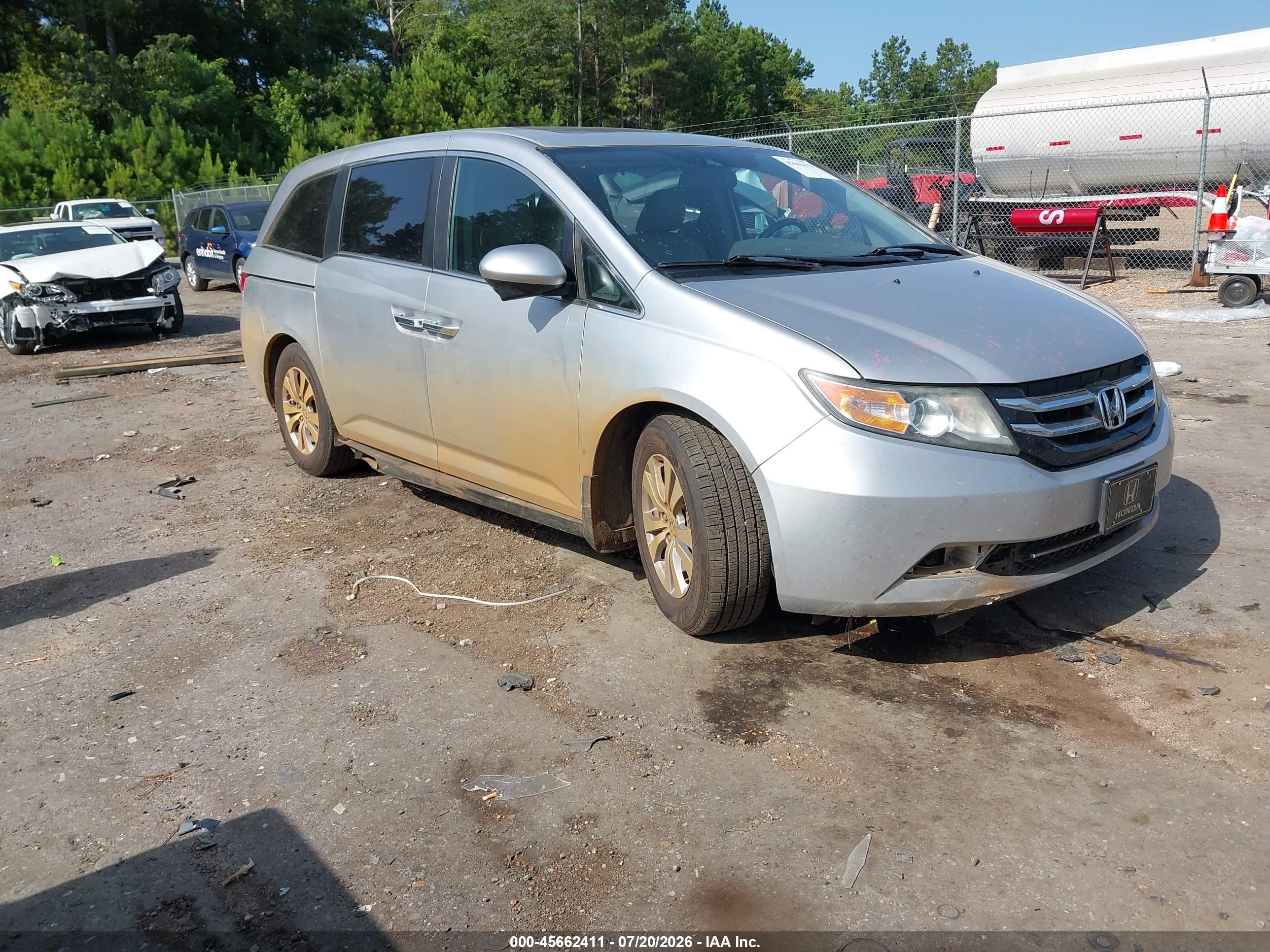 2015 Honda Odyssey EX-L, VIN 5FNRL5H66FB101574 — Front end
