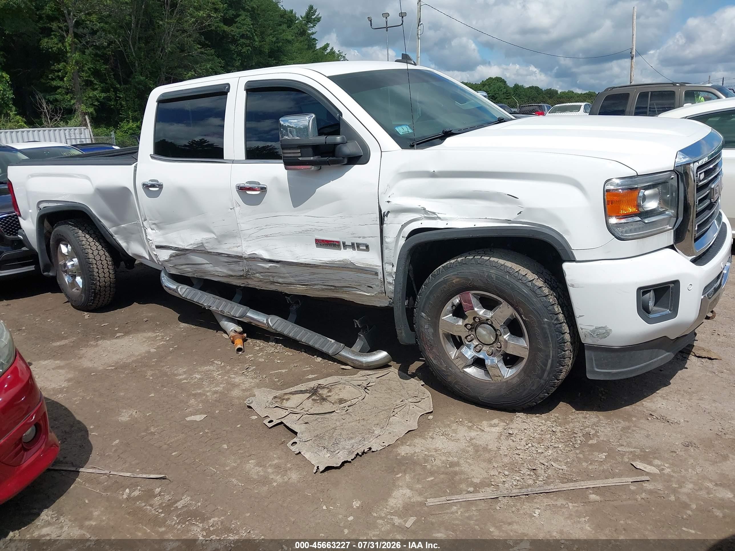 2015 GMC Sierra 2500HD SLT, VIN 1GT12ZEG3FF544913 — Бок