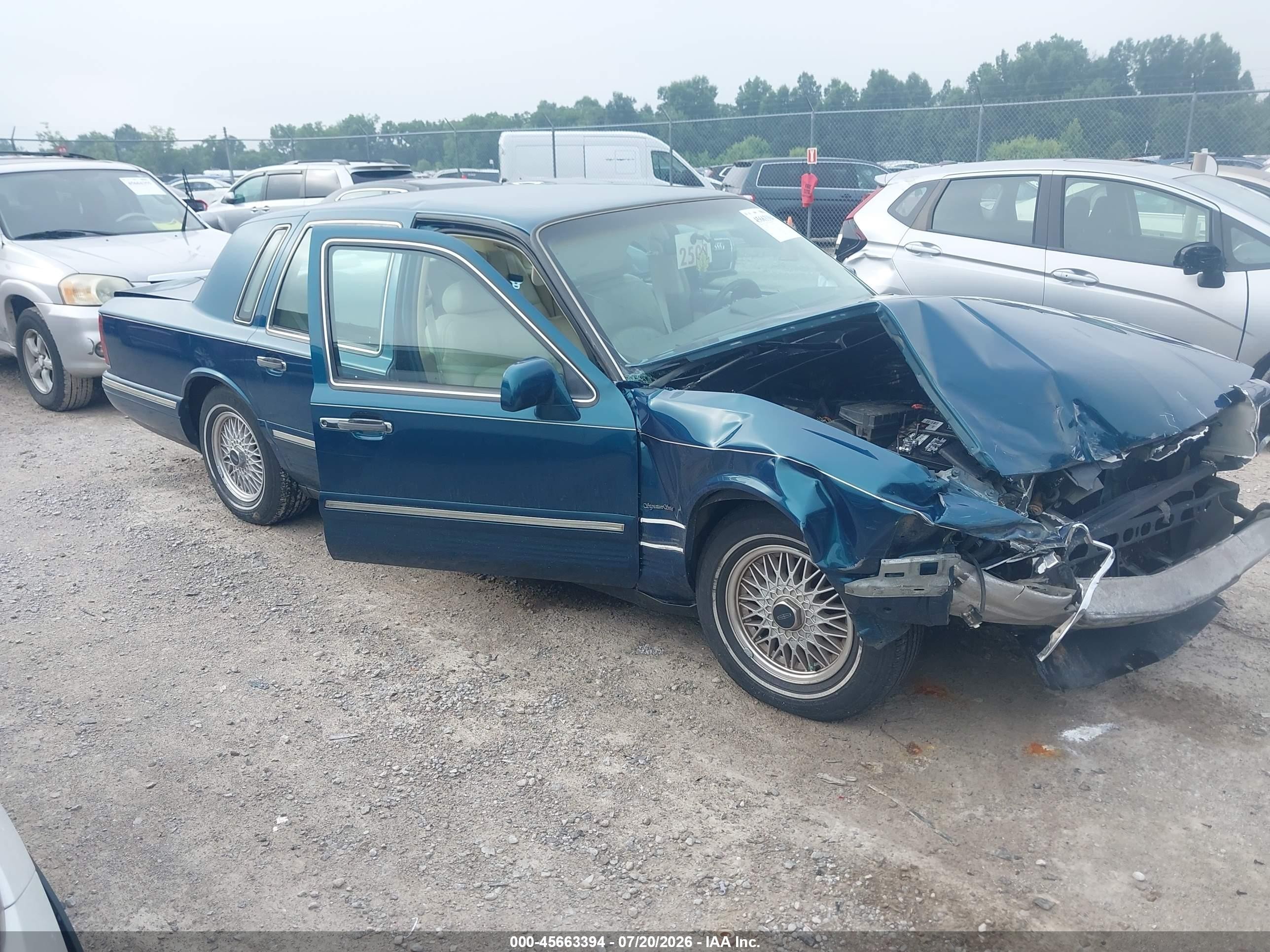 1997 Lincoln Town Car Signature, VIN 1LNLM82W2VY671949 — Front end