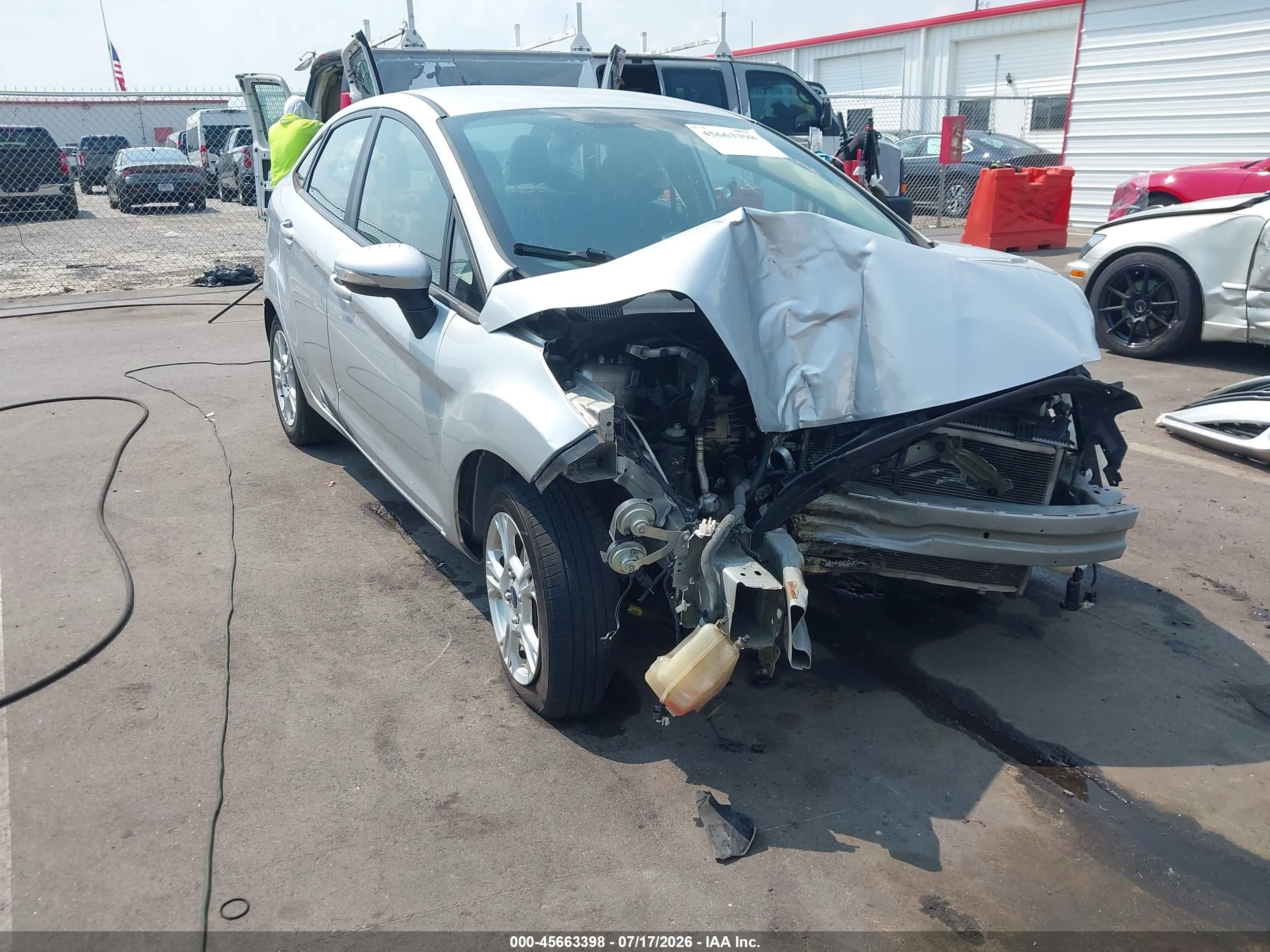 2015 Ford Fiesta SE, VIN 3FADP4BJ1FM117527 — Перед