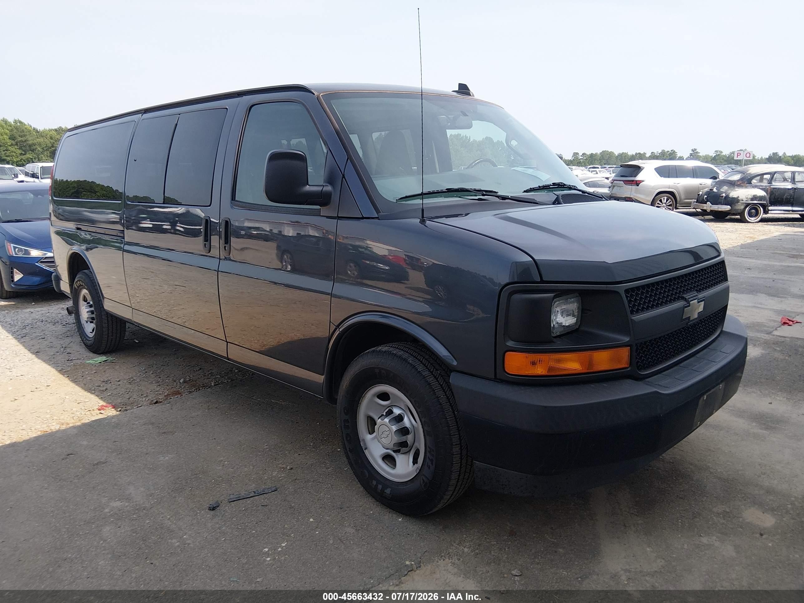 2017 Chevrolet Express Passenger LS, VIN 1GAZGNFG9H1294484 — Normal wear
