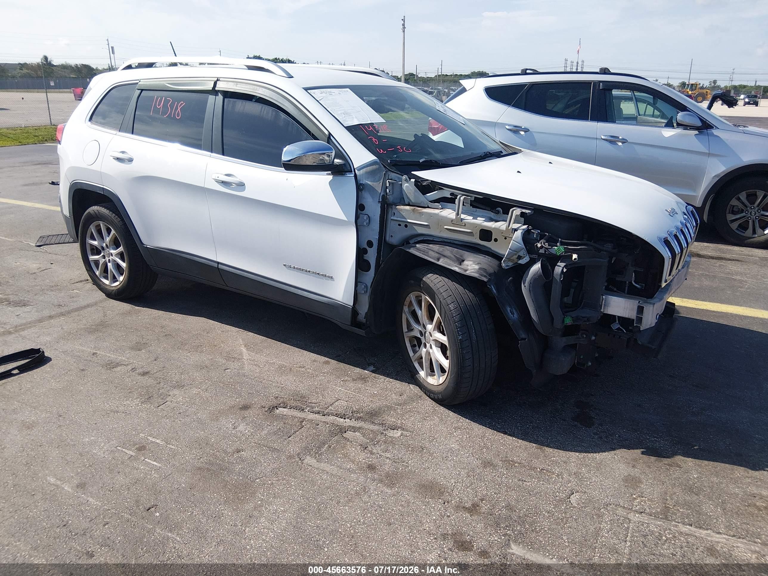 2015 Jeep Cherokee Latitude, VIN 1C4PJLCSXFW518584 — Перед