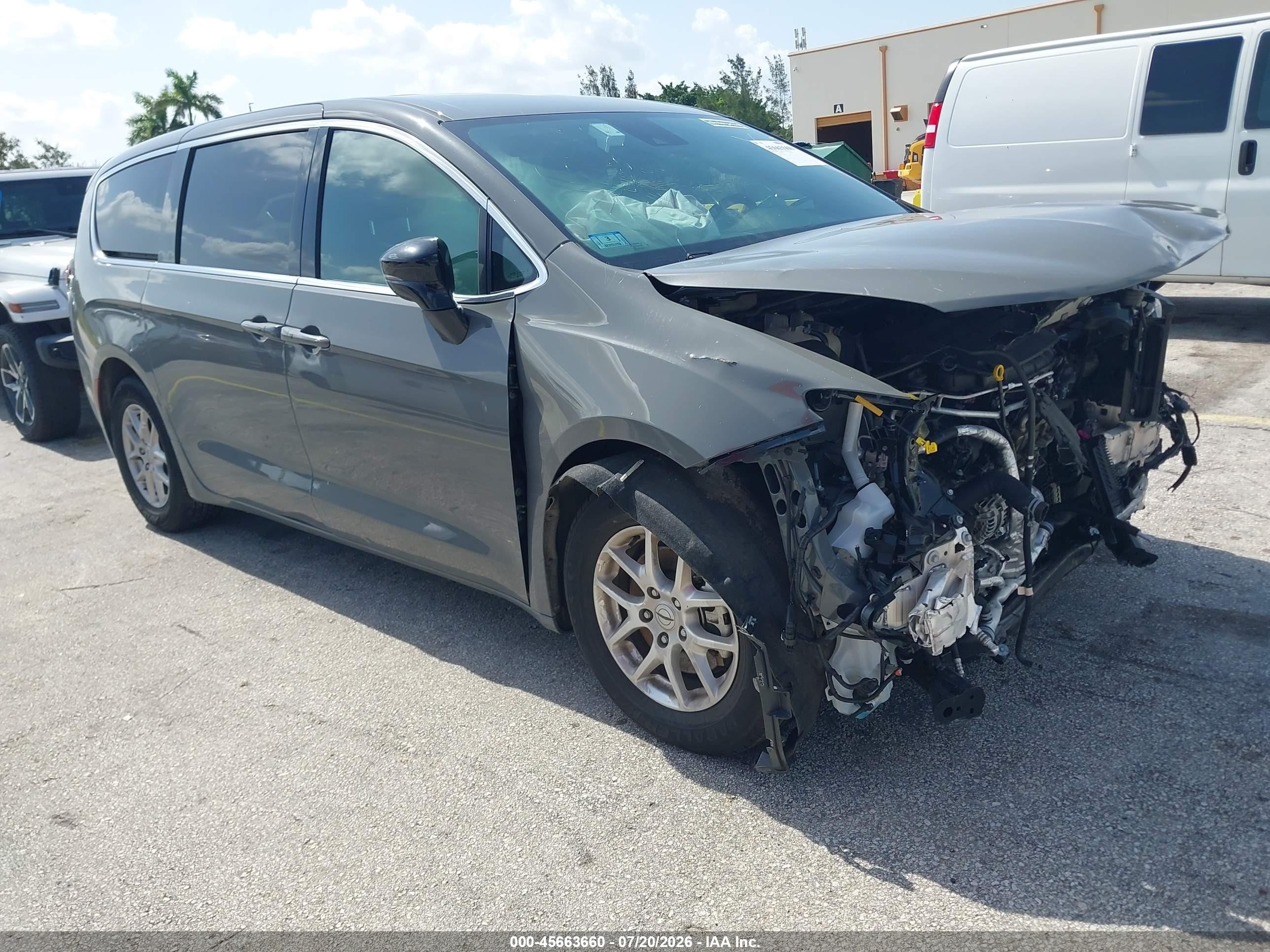 2025 Chrysler Pacifica Select, VIN 2C4RC1BG3SR553426 — Front end