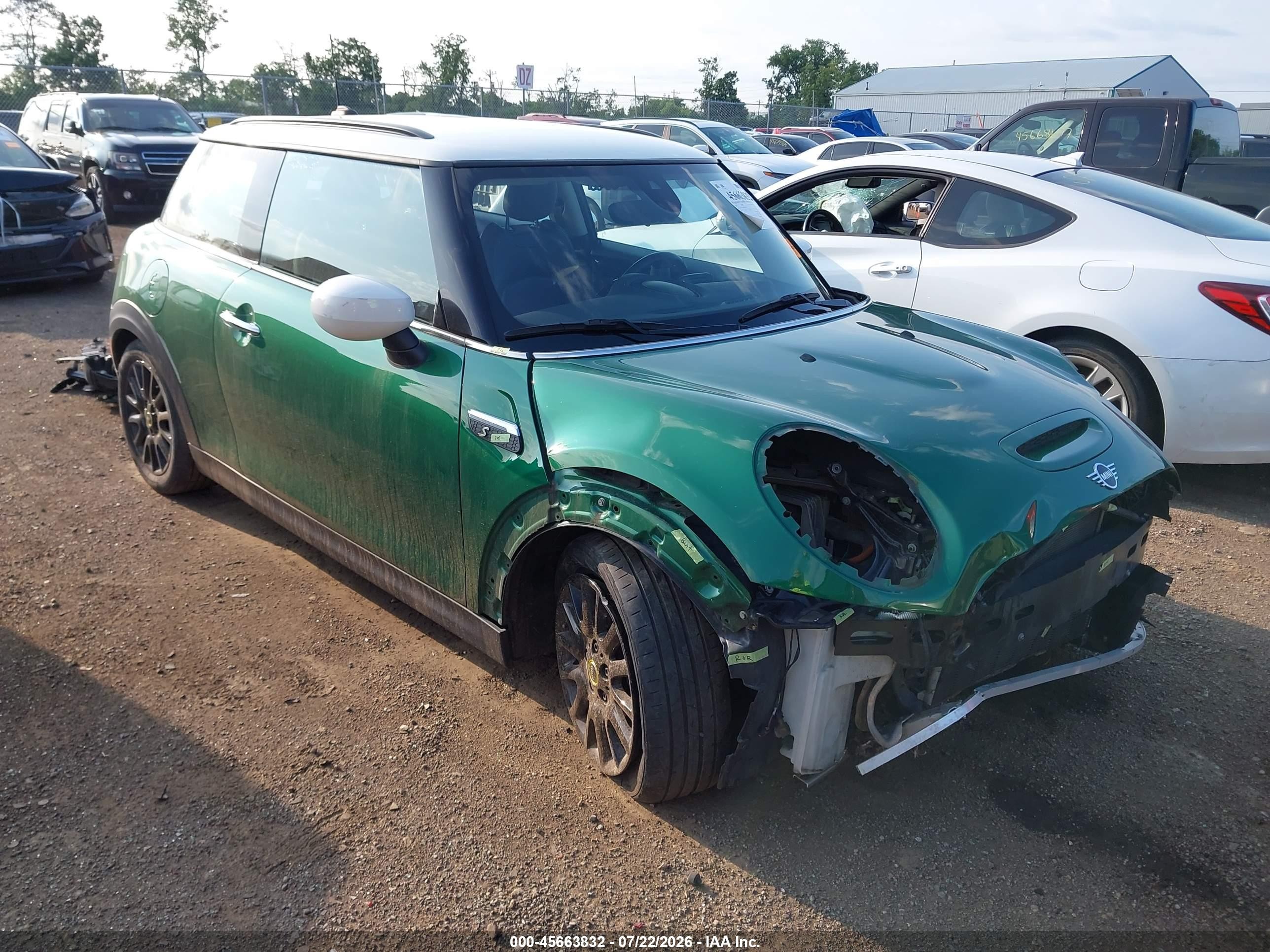 2022 MINI Hardtop Cooper SE, VIN WMW13DJ08N2R33347 — Перед