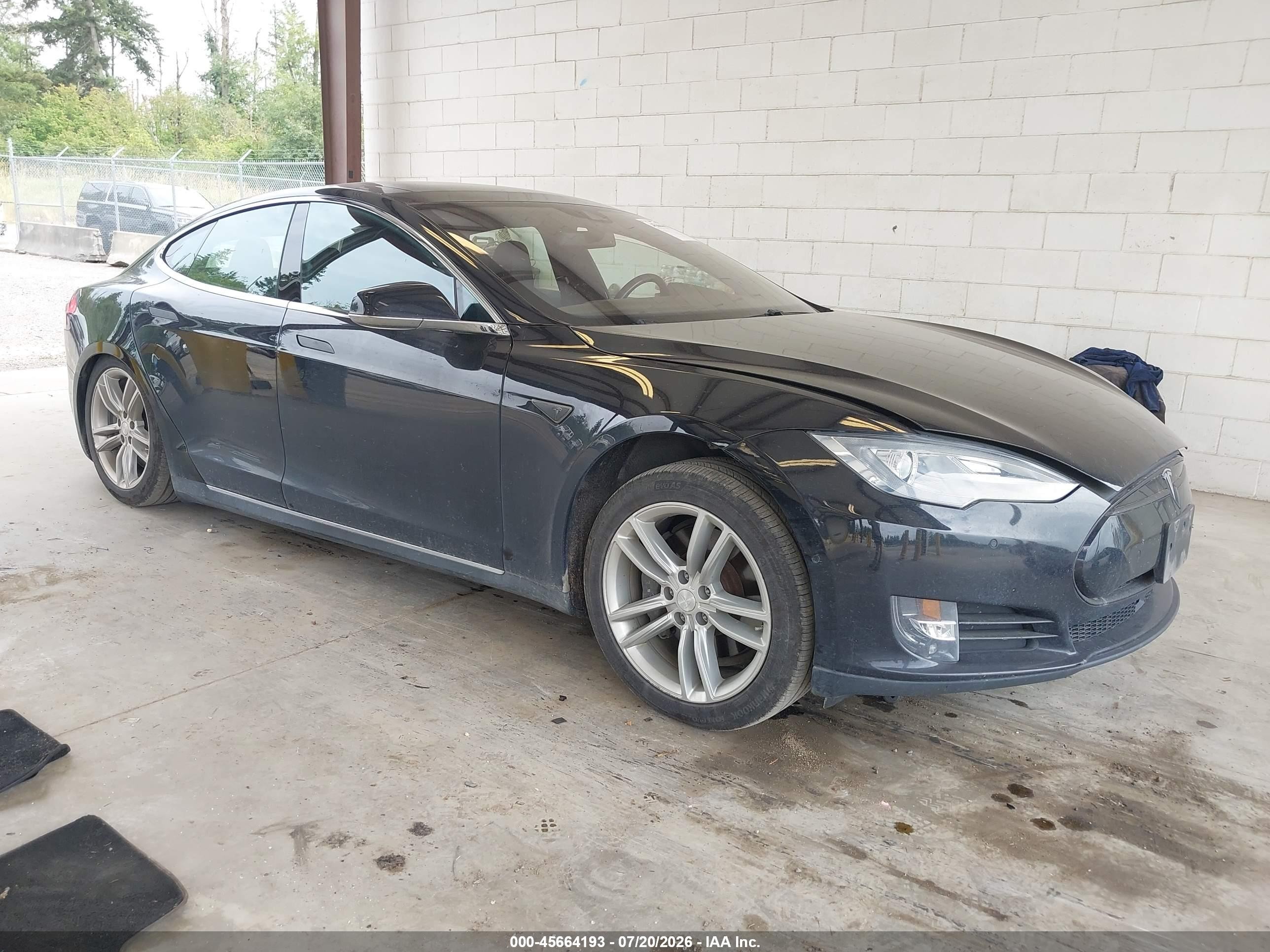 2016 Tesla Model S 90D, VIN 5YJSA1E21GF121332 — Бок