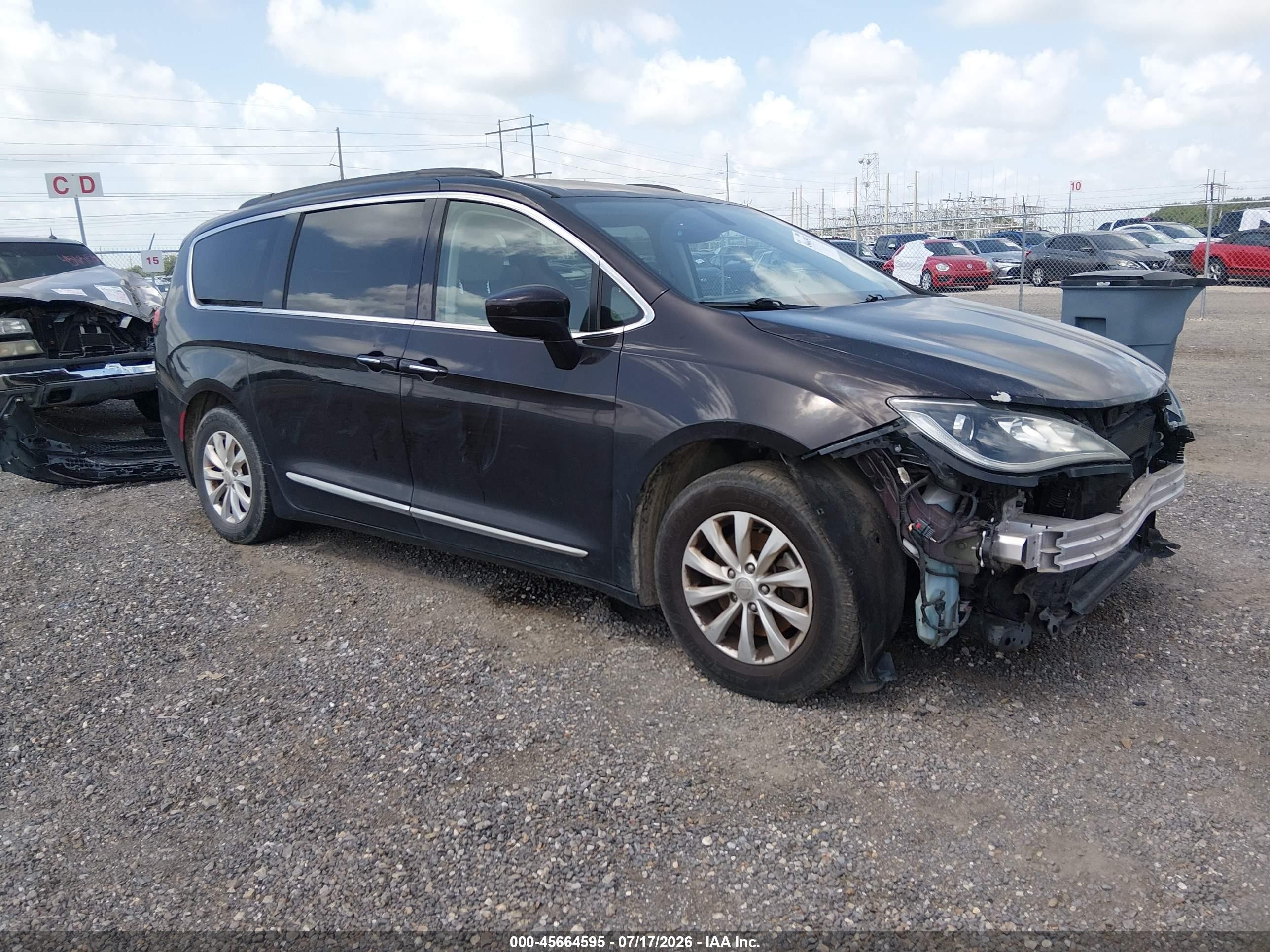 2017 Chrysler Pacifica Touring L, VIN 2C4RC1BG9HR587749 — Front end