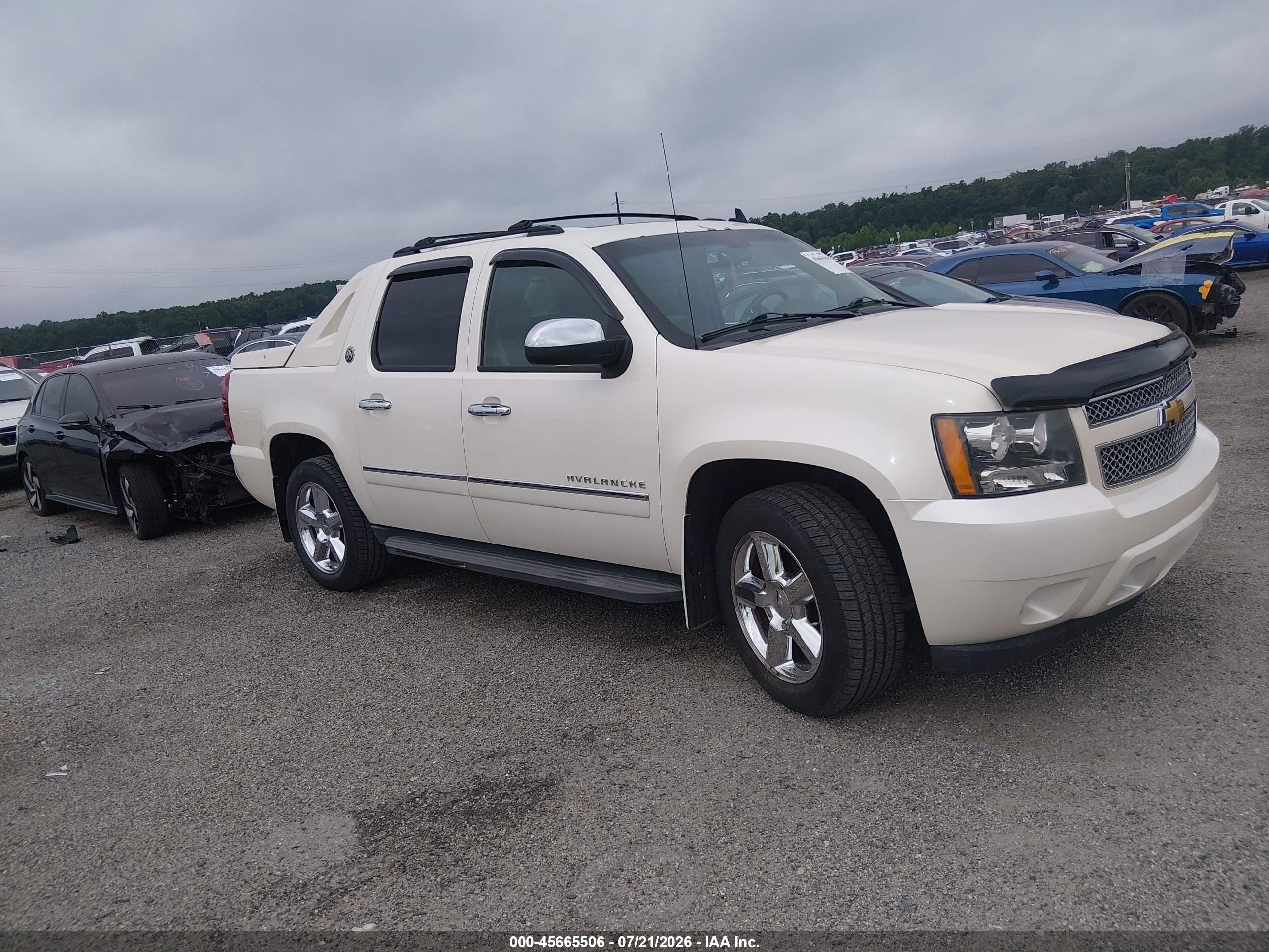 2013 Chevrolet Avalanche LTZ, VIN 3GNTKGE76DG194421 — Front end