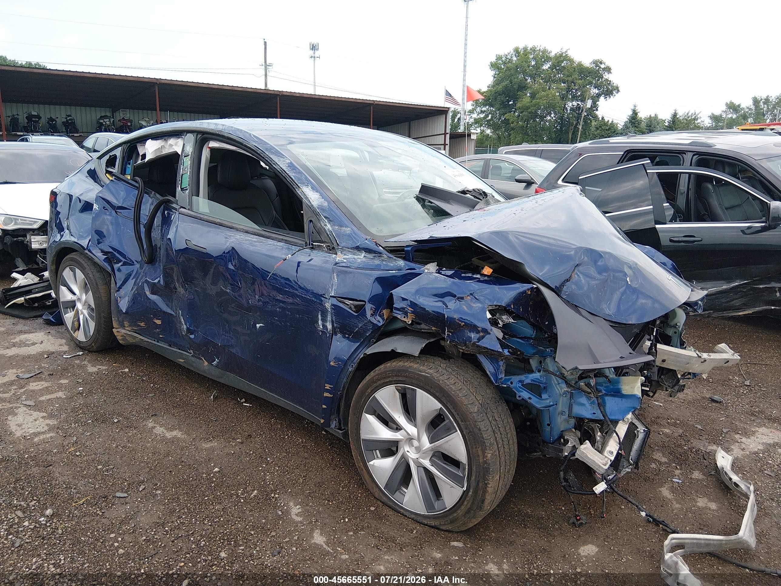 2021 Tesla Model Y Long Range, VIN 5YJYGDEE5MF060602 — Front end