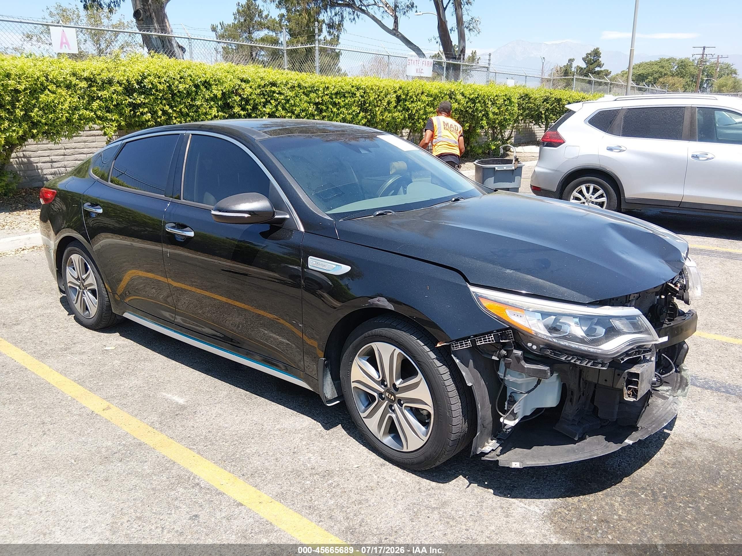 2017 Kia Optima EX, VIN KNAGV4LD3H5009471 — Перед
