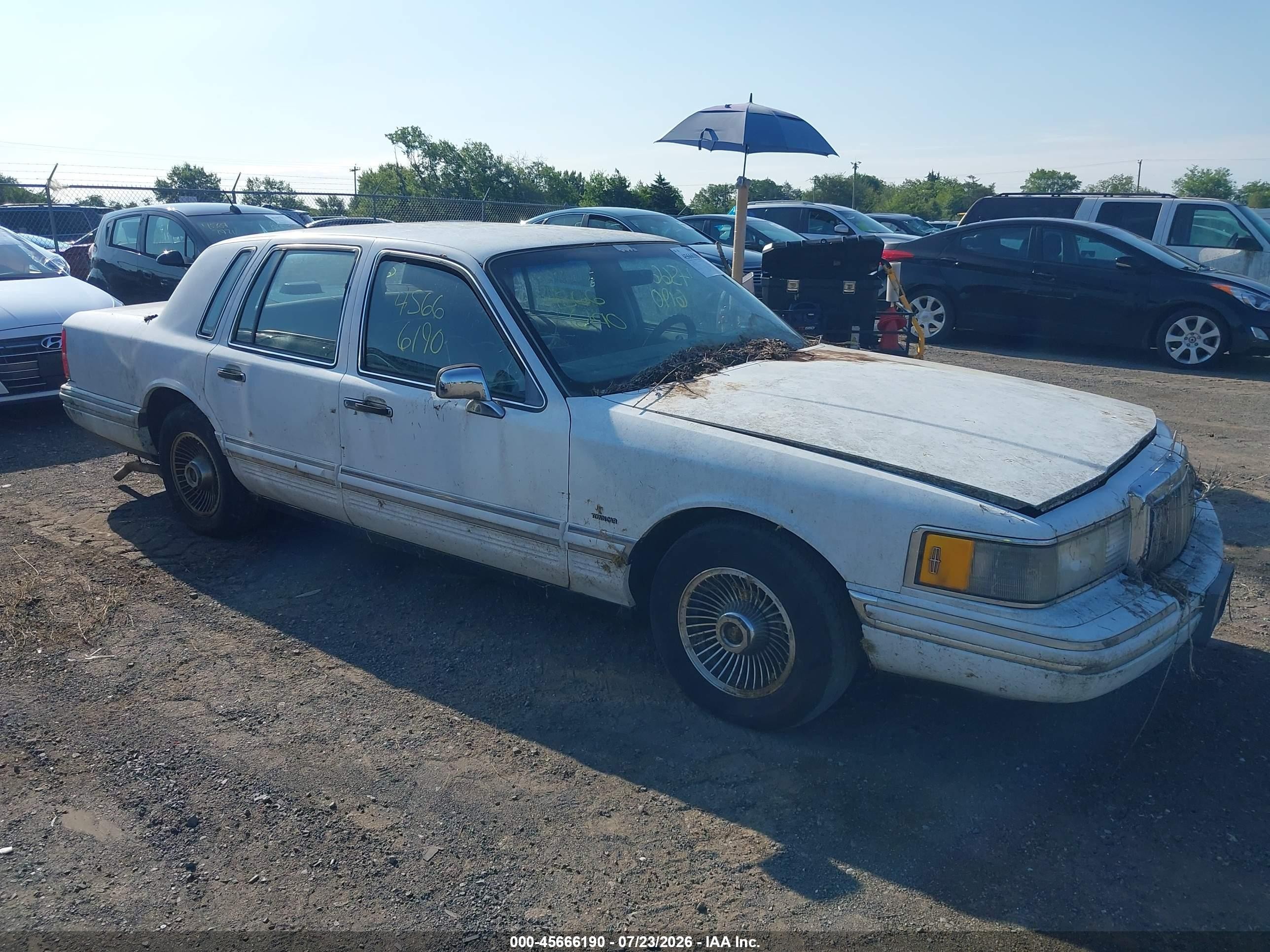 1991 Lincoln Town Car Executive, VIN 1LNCM81W1MY737133 — Normal wear