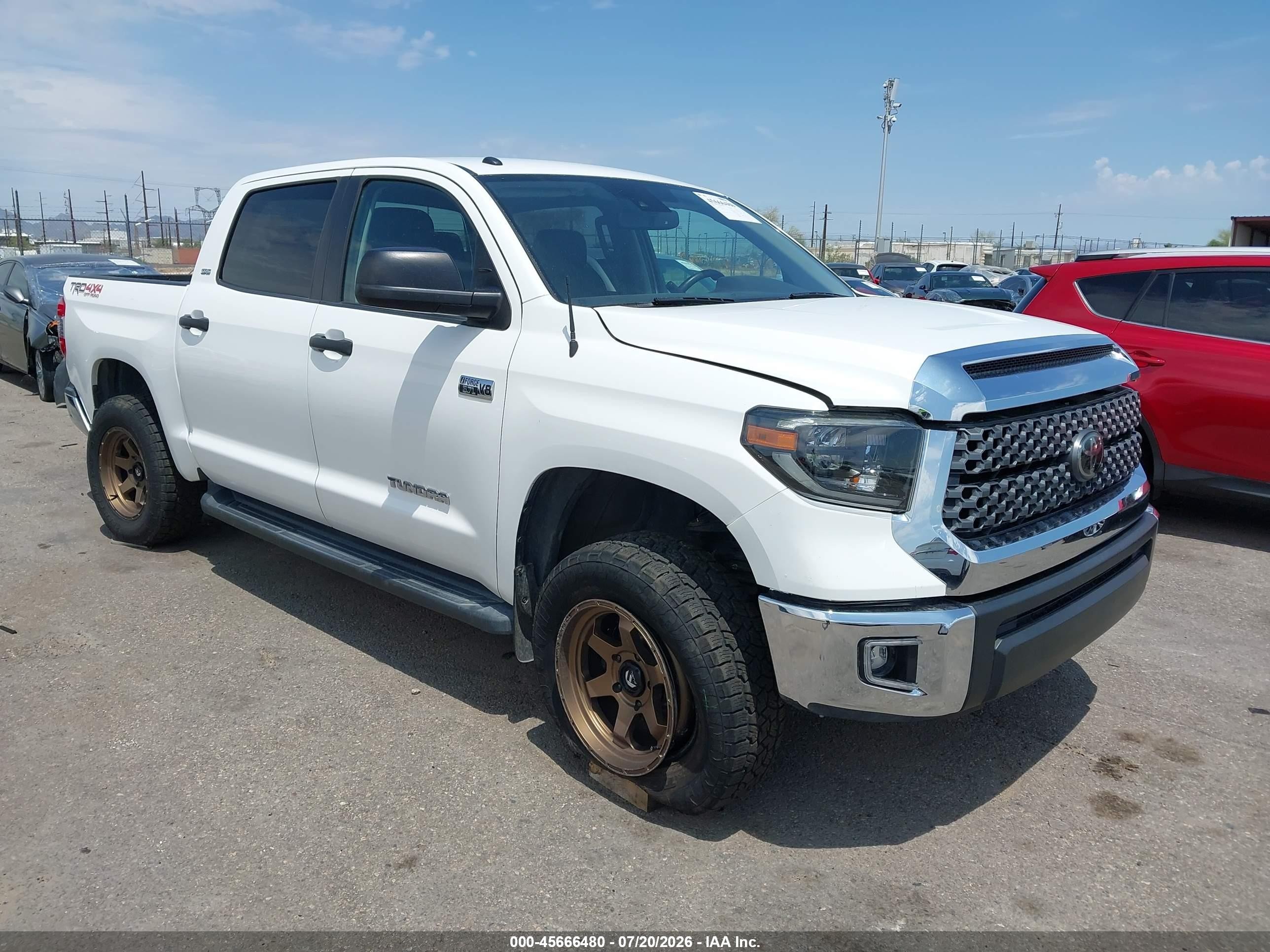2019 Toyota Tundra SR5, VIN 5TFDW5F11KX834138 — Бок