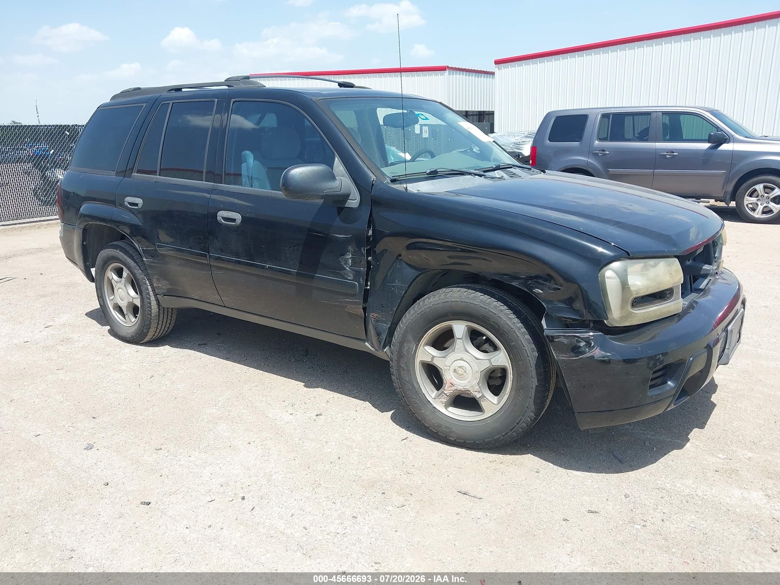2008 Chevrolet TrailBlazer 1LT, VIN 1GNDS13SX82105540 — Front end