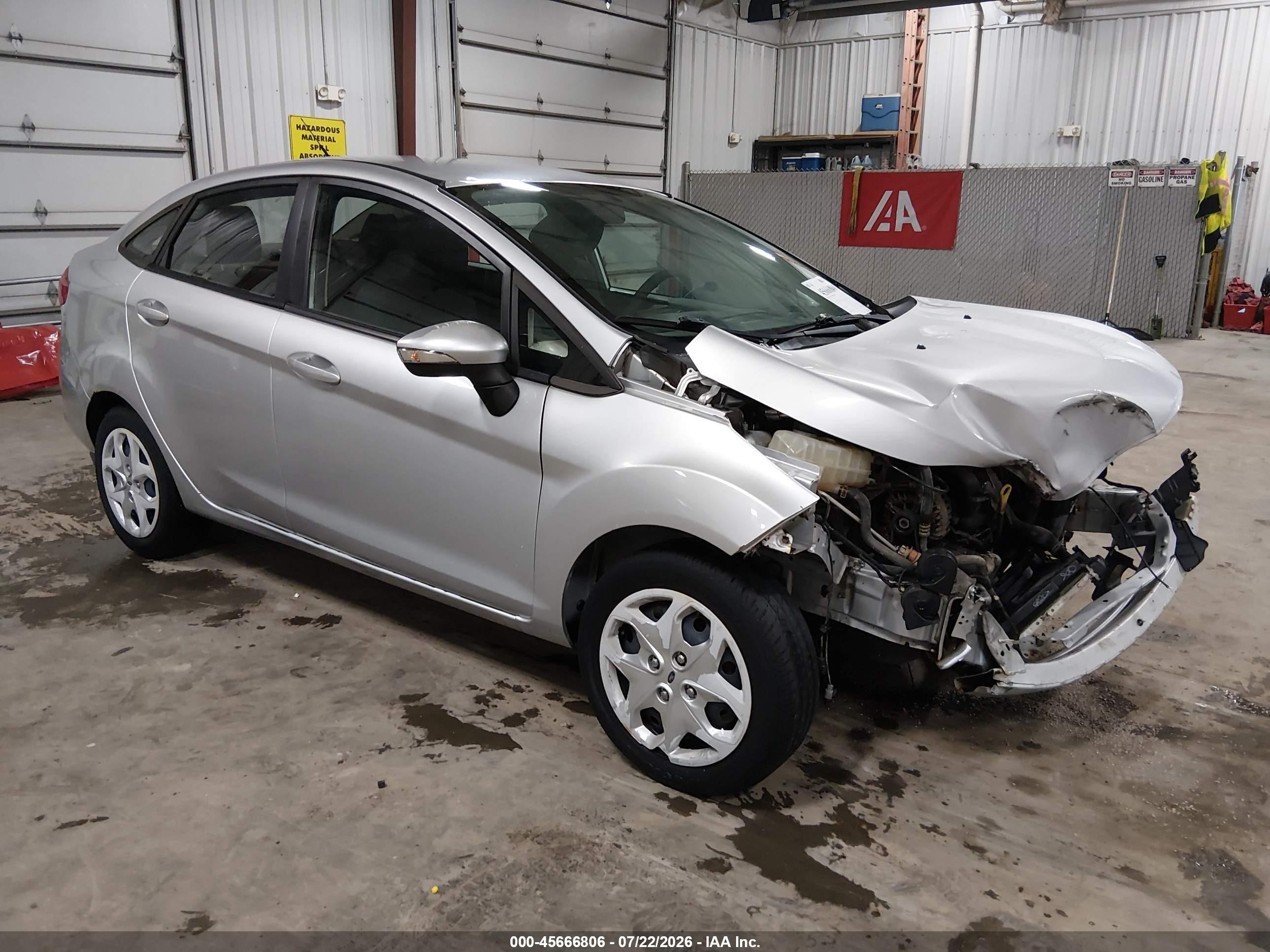 2013 Ford Fiesta SE, VIN 3FADP4BJ1DM205863 — Front end
