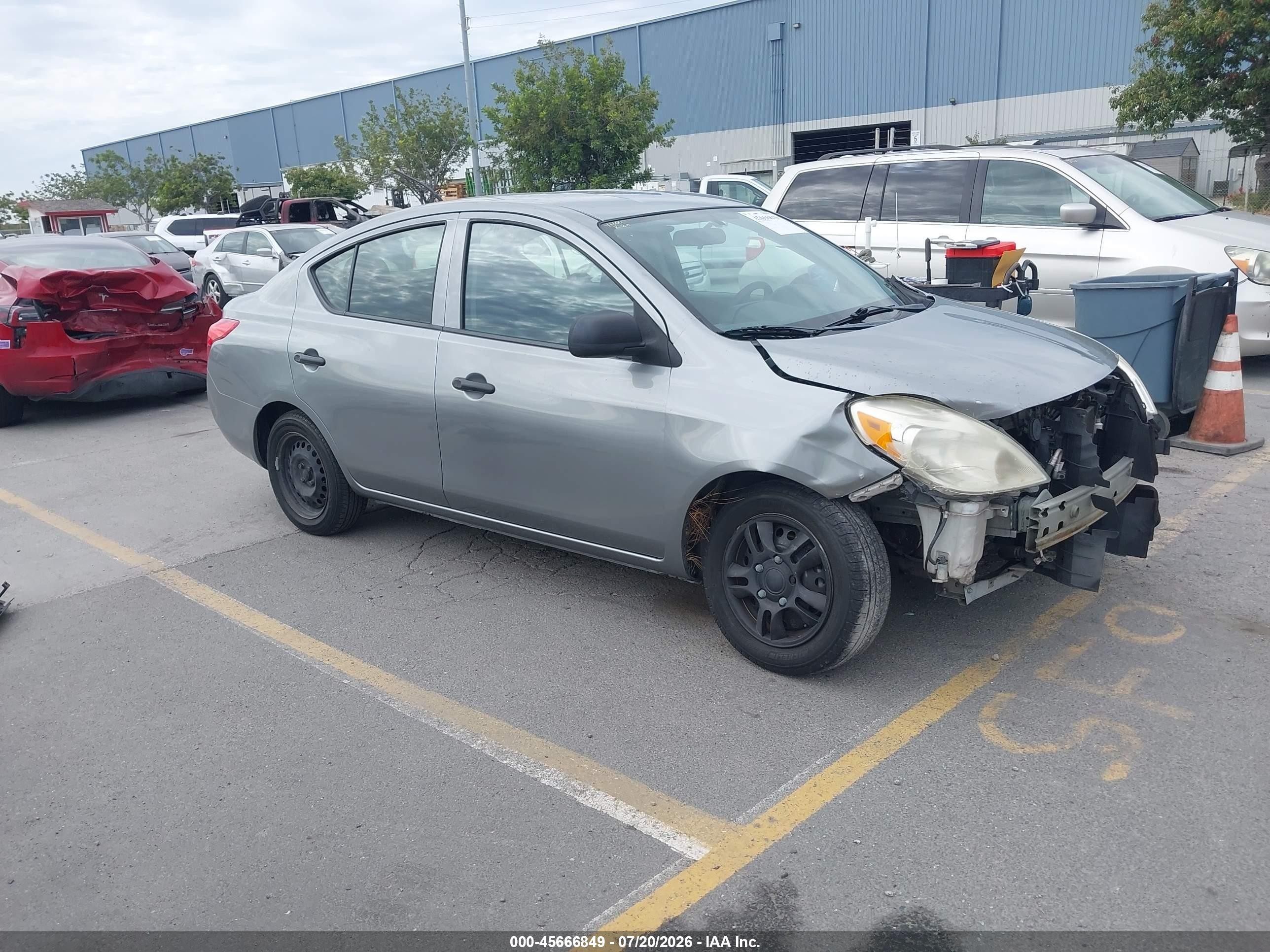 2013 Nissan Versa SV, VIN 3N1CN7AP7DL852652 — Front end