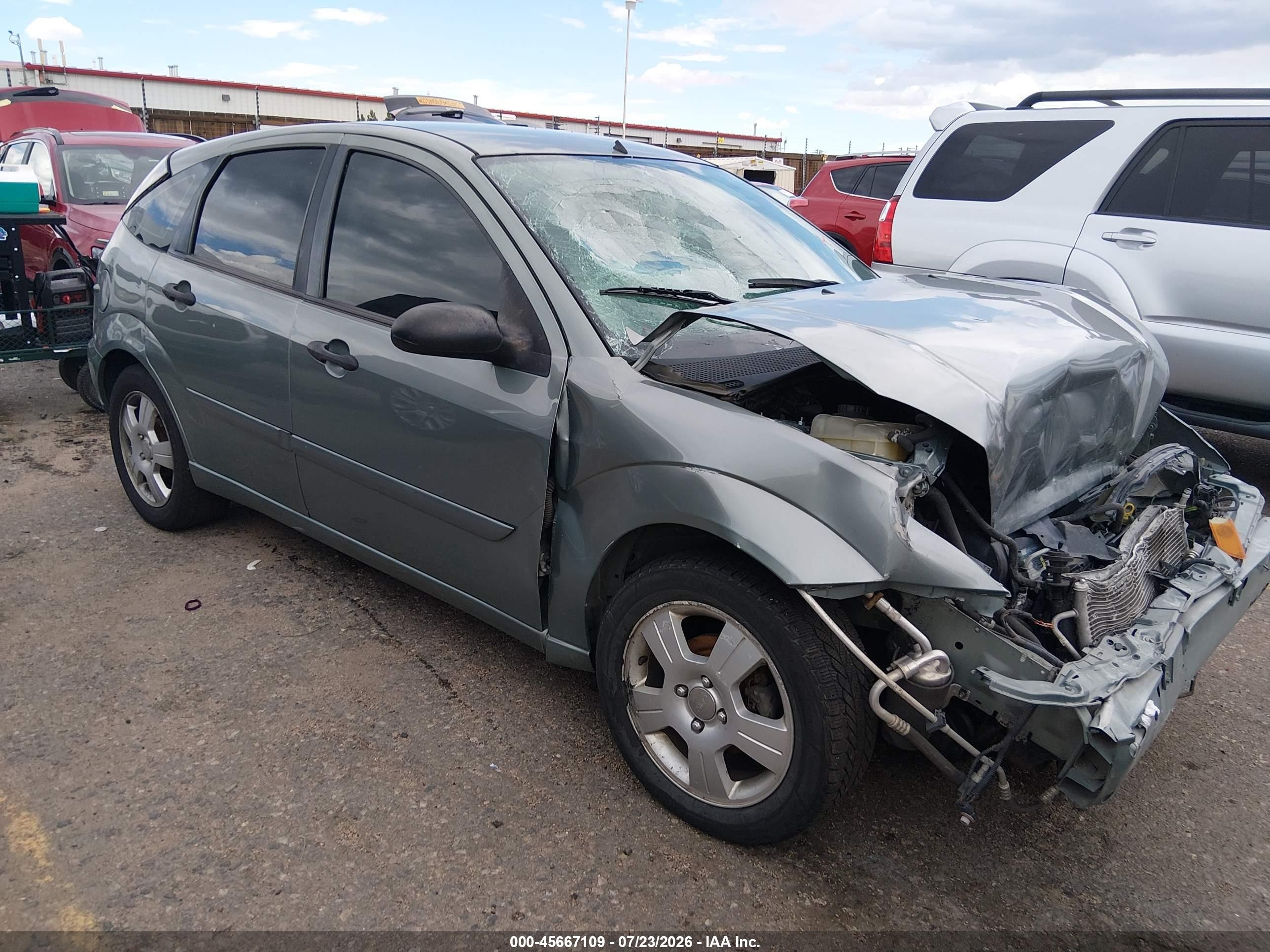 2004 Ford Focus ZX5, VIN 3FAFP37314R106914 — Перед