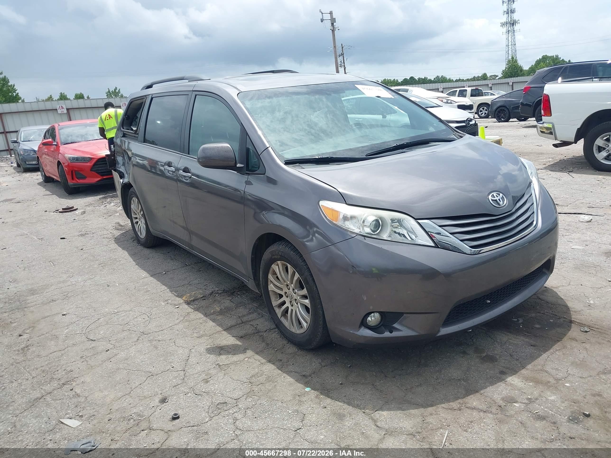 2015 Toyota Sienna Limited Premium, VIN 5TDYK3DC7FS620143 — Rear end