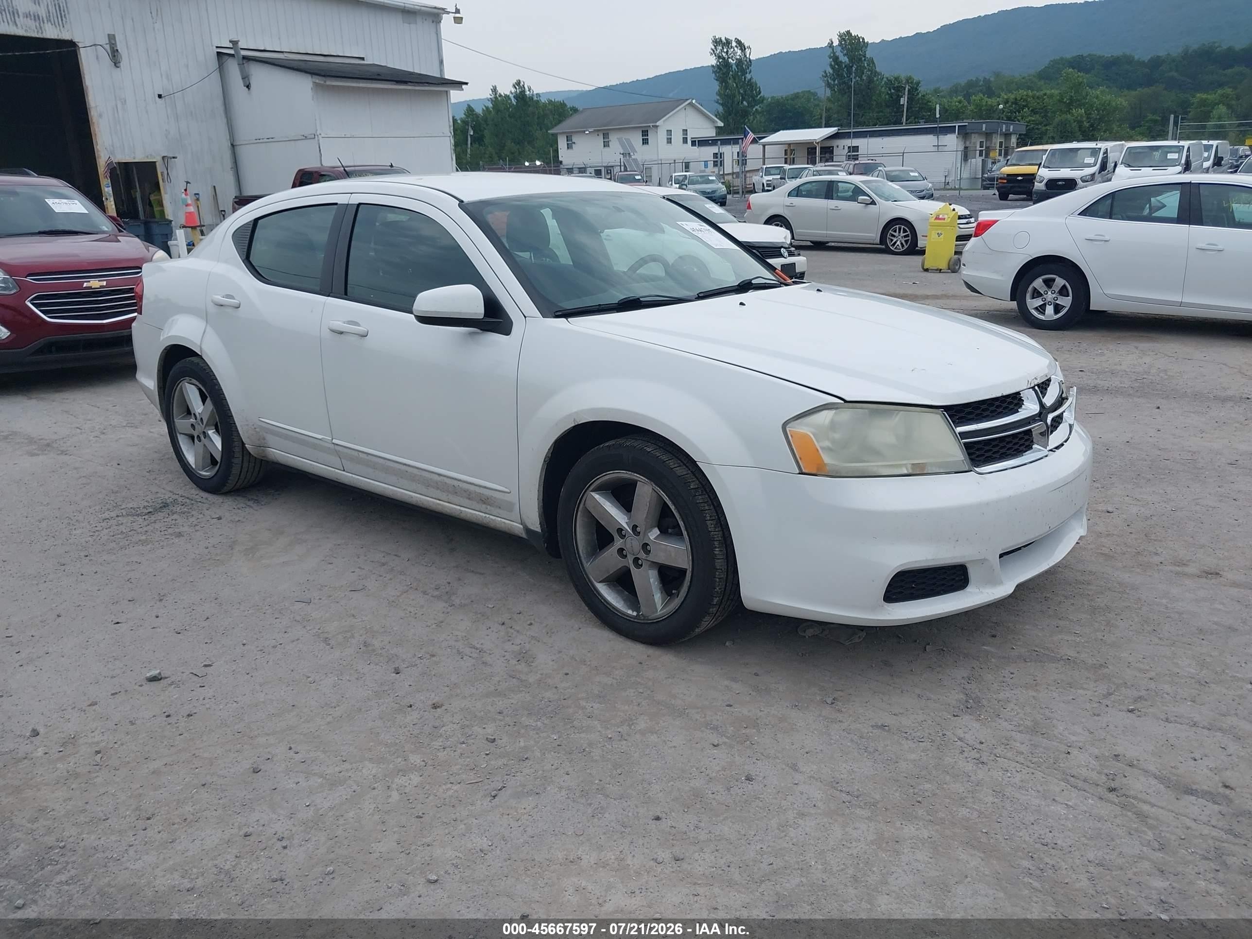 2011 Dodge Avenger Mainstreet, VIN 1B3BD1FB6BN558826 — Перед