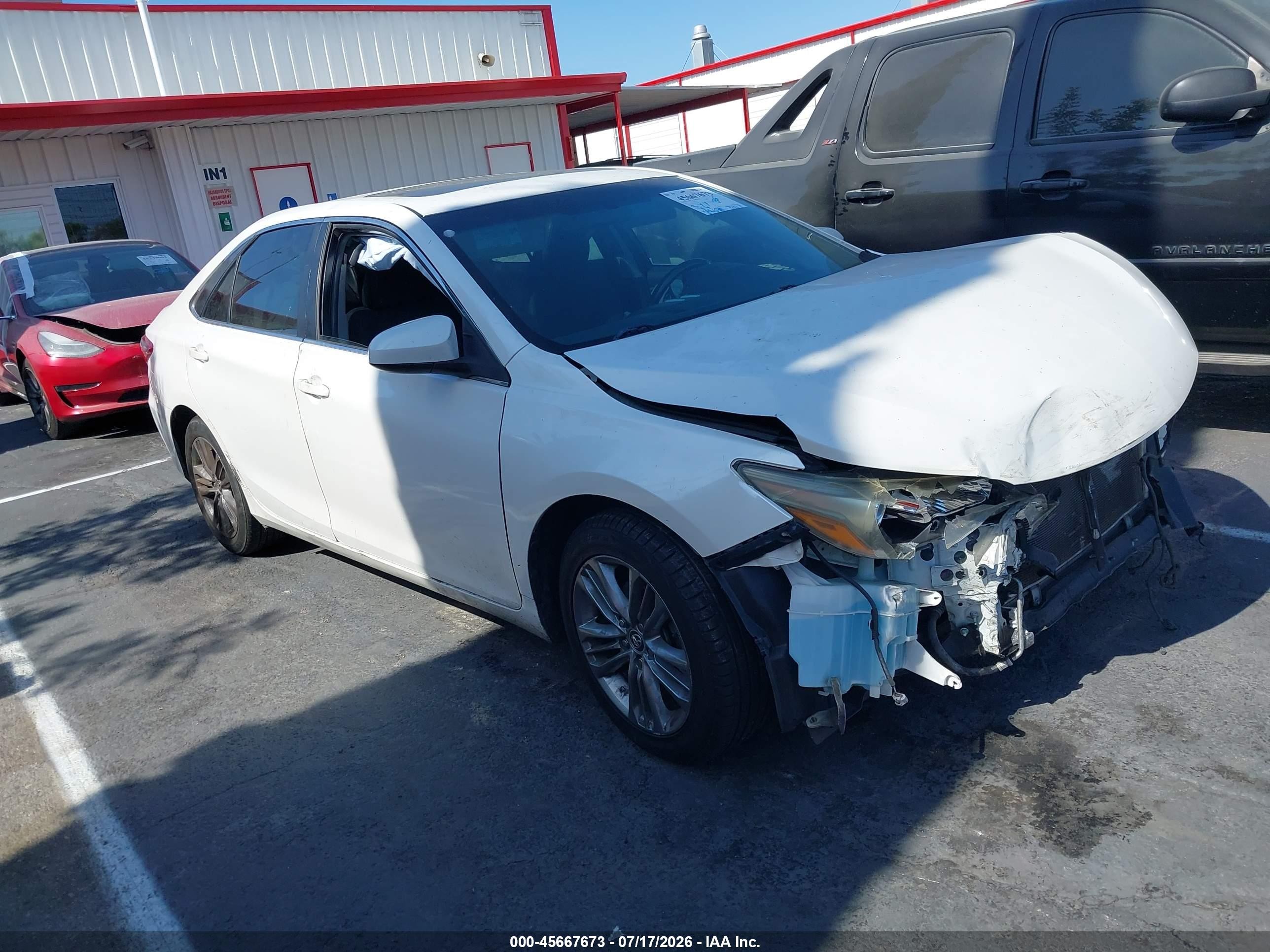 2015 Toyota Camry SE, VIN 4T1BF1FK1FU055446 — Front end