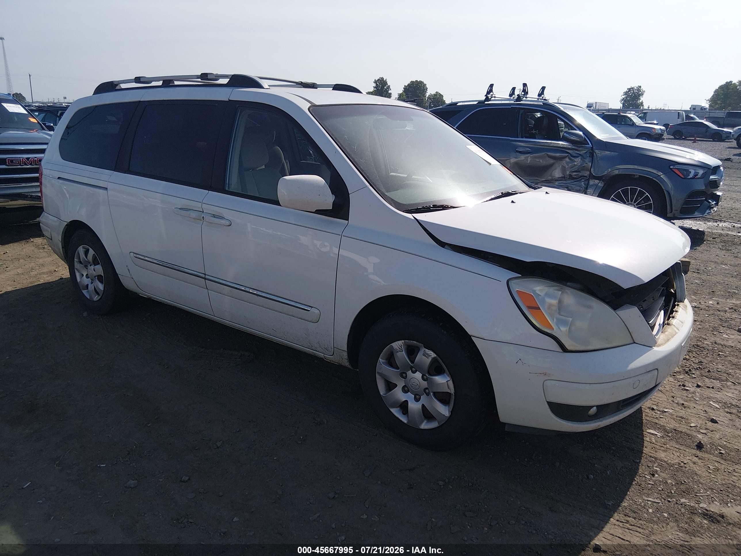 2007 Hyundai Entourage GLS, VIN KNDMC233176027595 — Перед