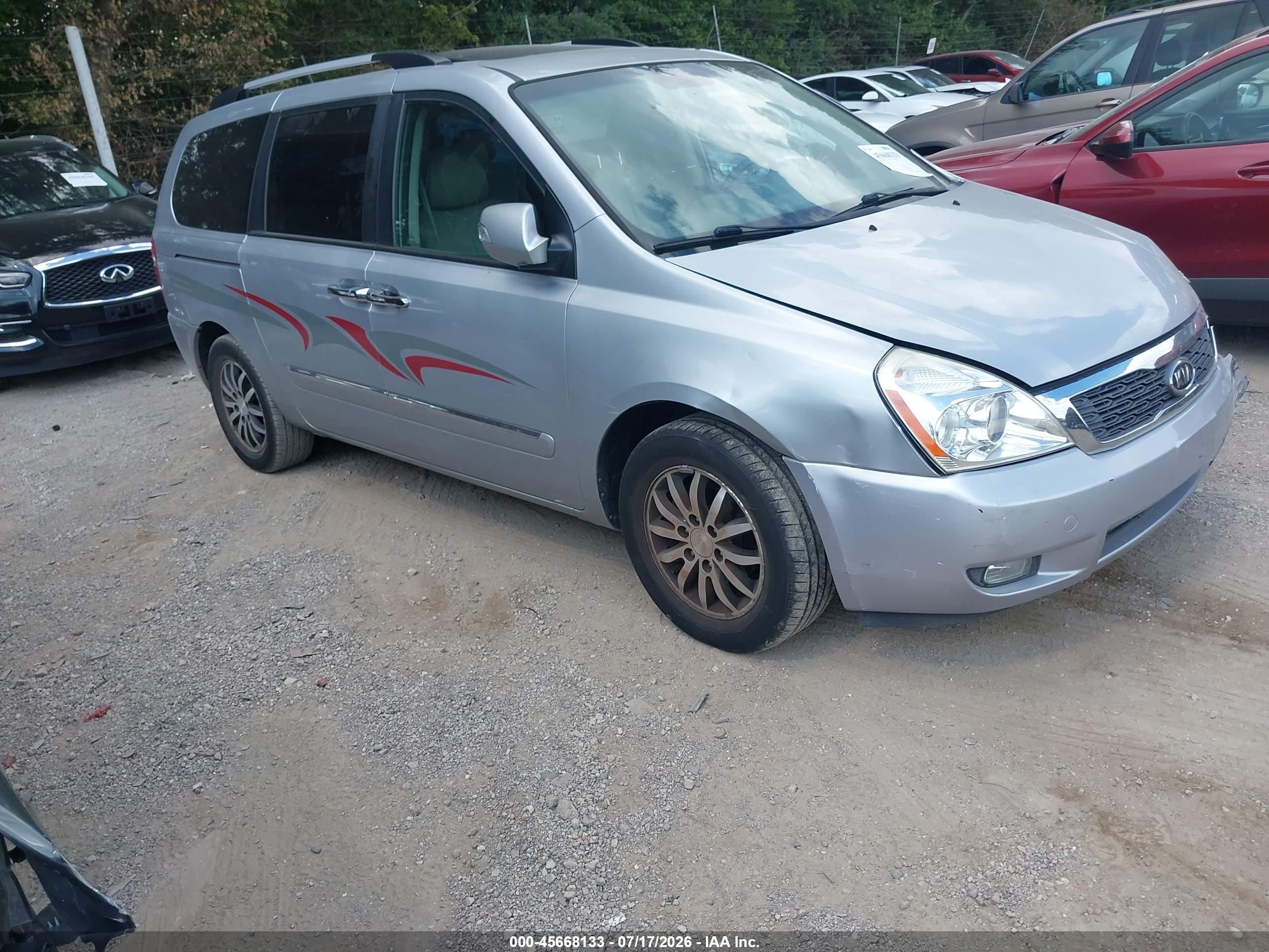 2011 Kia Sedona EX, VIN KNDMH4C73B6386049 — Front end