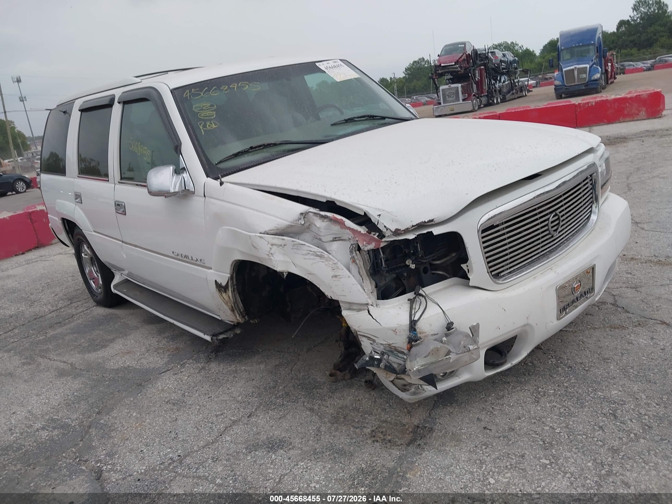 2000 Cadillac Escalade, VIN 1GYEK63R0YR170843 — Front end