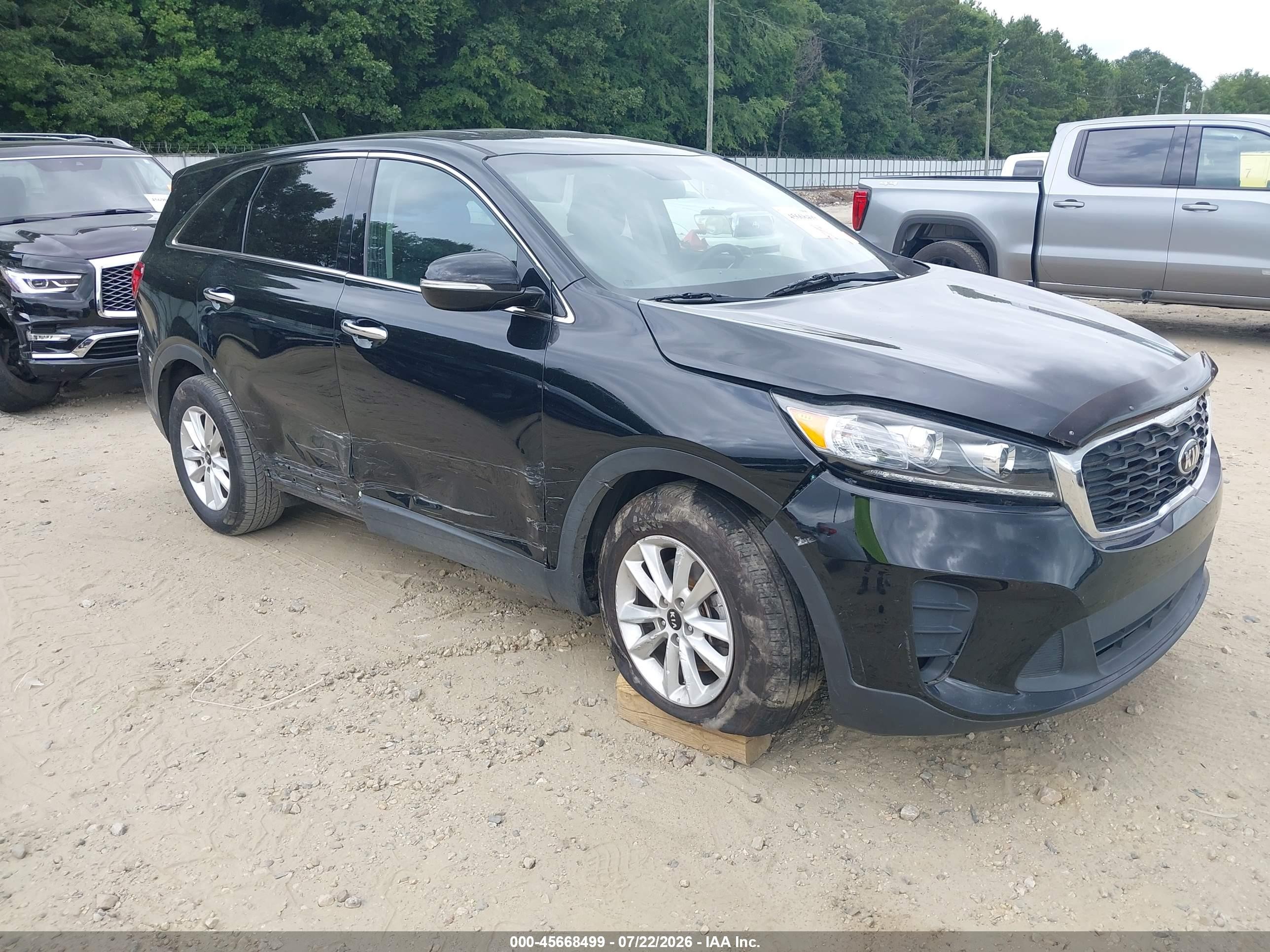 2019 Kia Sorento LX, VIN 5XYPG4A32KG564045 — Side