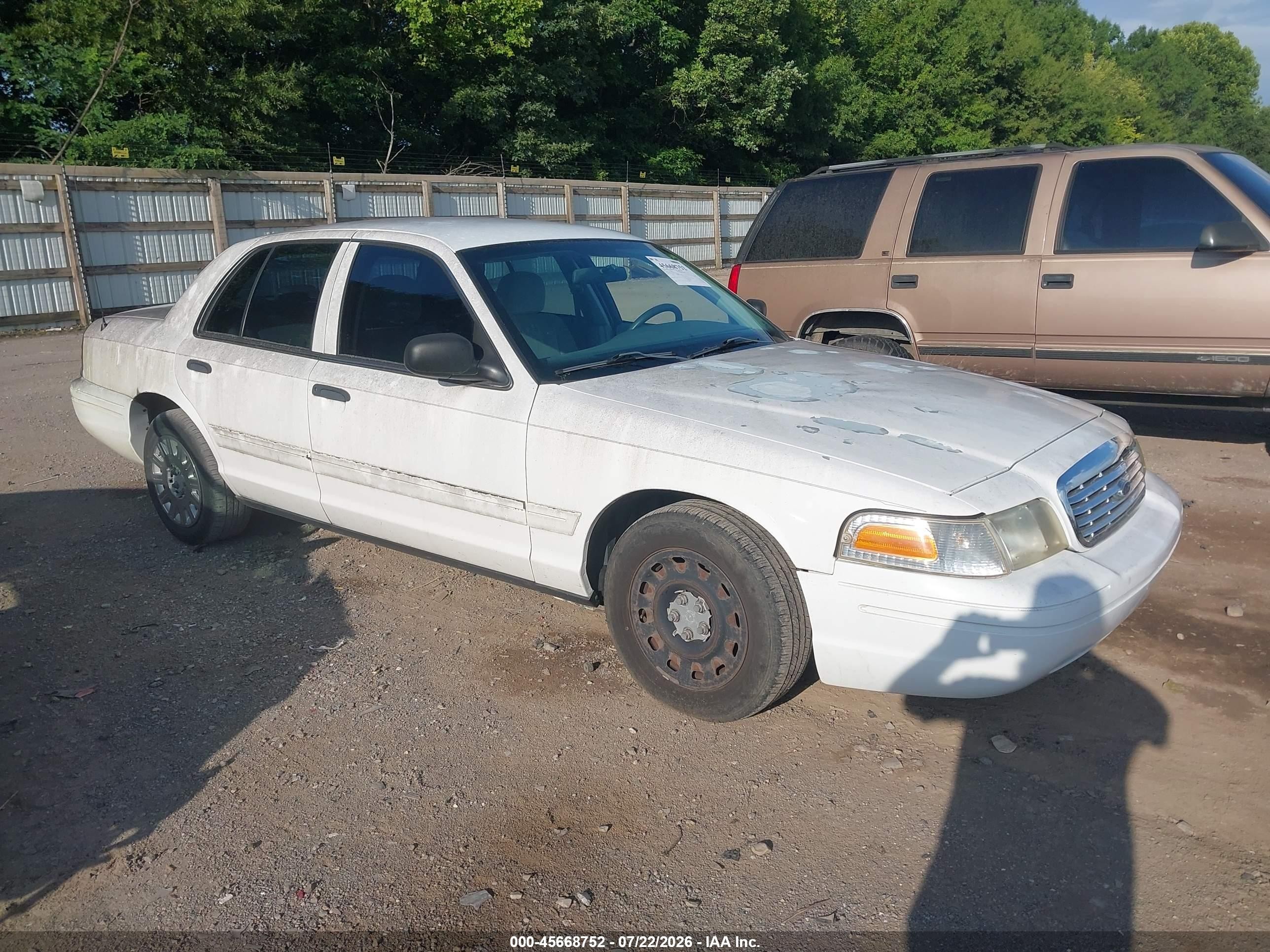 2005 Ford Crown Victoria Standard, VIN 2FAFP73W85X103311 — Normal wear