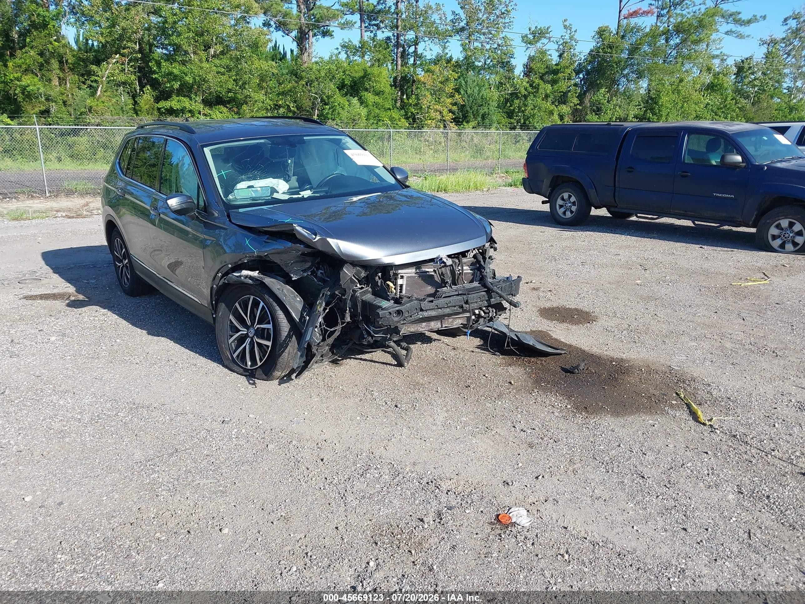 2021 Volkswagen Tiguan SE, VIN 3VV3B7AX6MM096345 — Перед