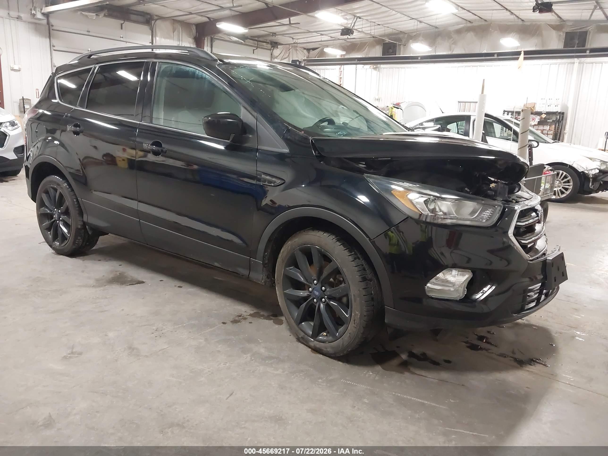 2017 Ford Escape SE, VIN 1FMCU9GD0HUB42007 — Front end