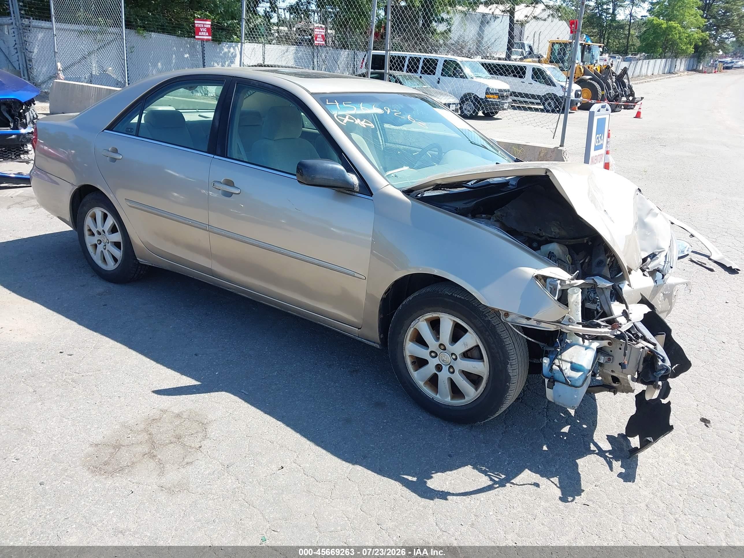 2002 Toyota Camry XLE, VIN 4T1BE30K62U513869 — Front end