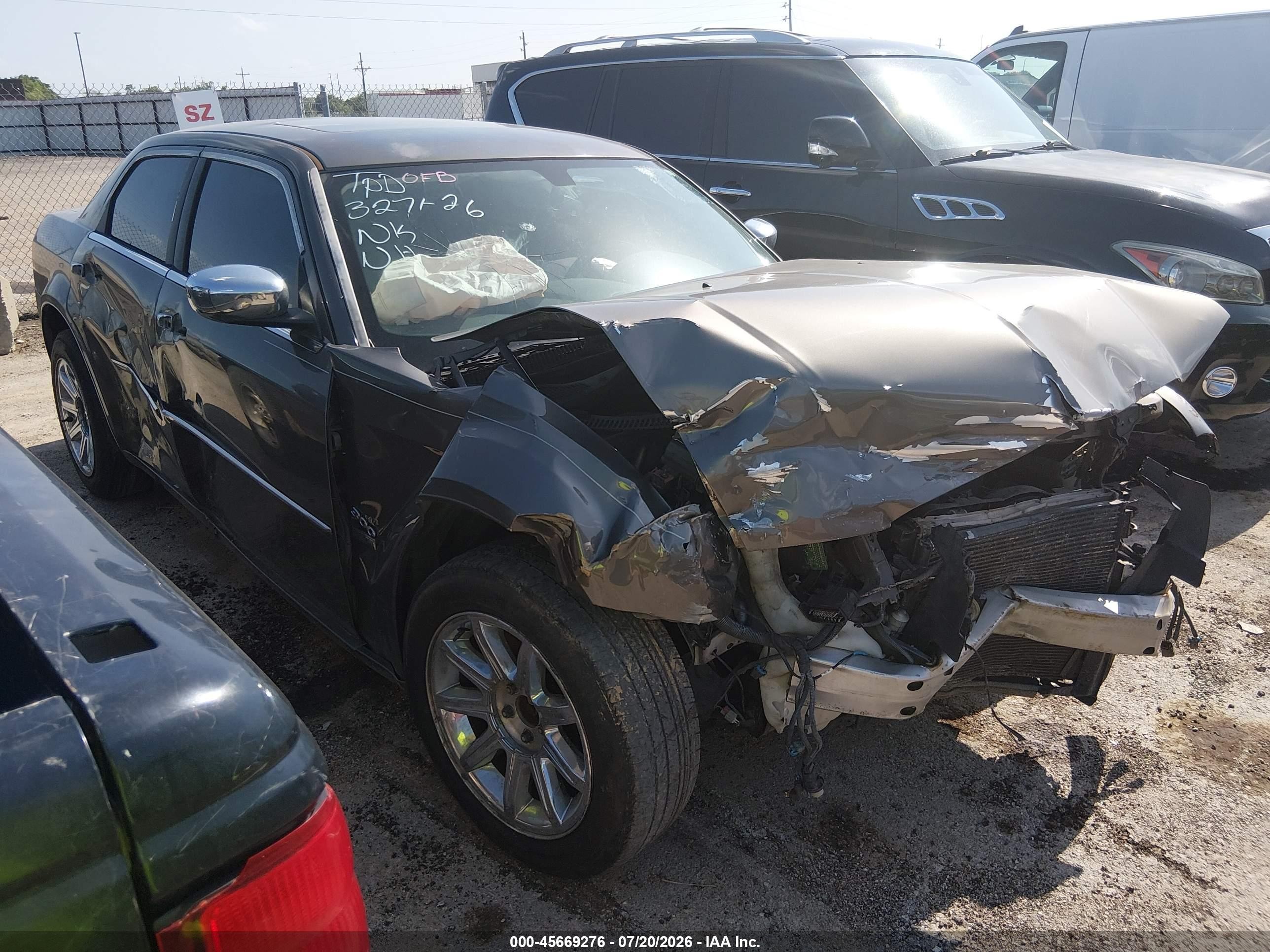 2010 Chrysler 300 Touring Signature, VIN 2C3CK5CV3AH144137 — Front end