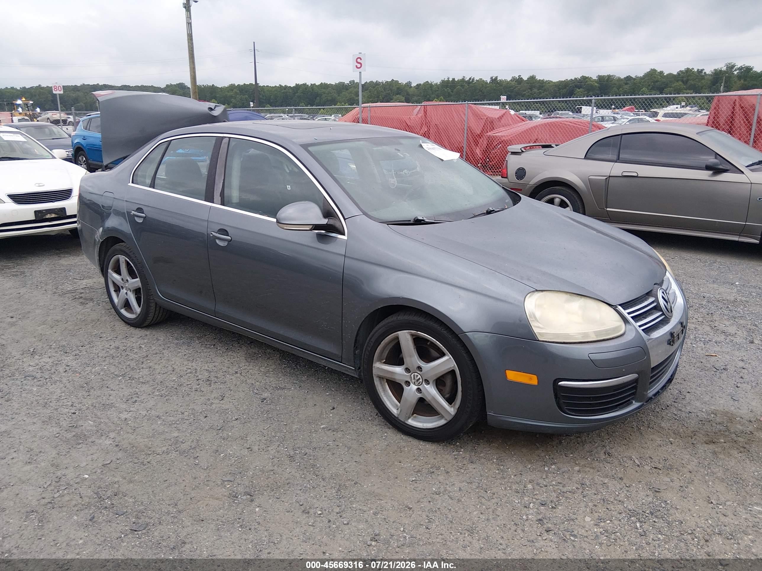 2008 Volkswagen Jetta SE, VIN 3VWRZ71K38M073956 — Rear end