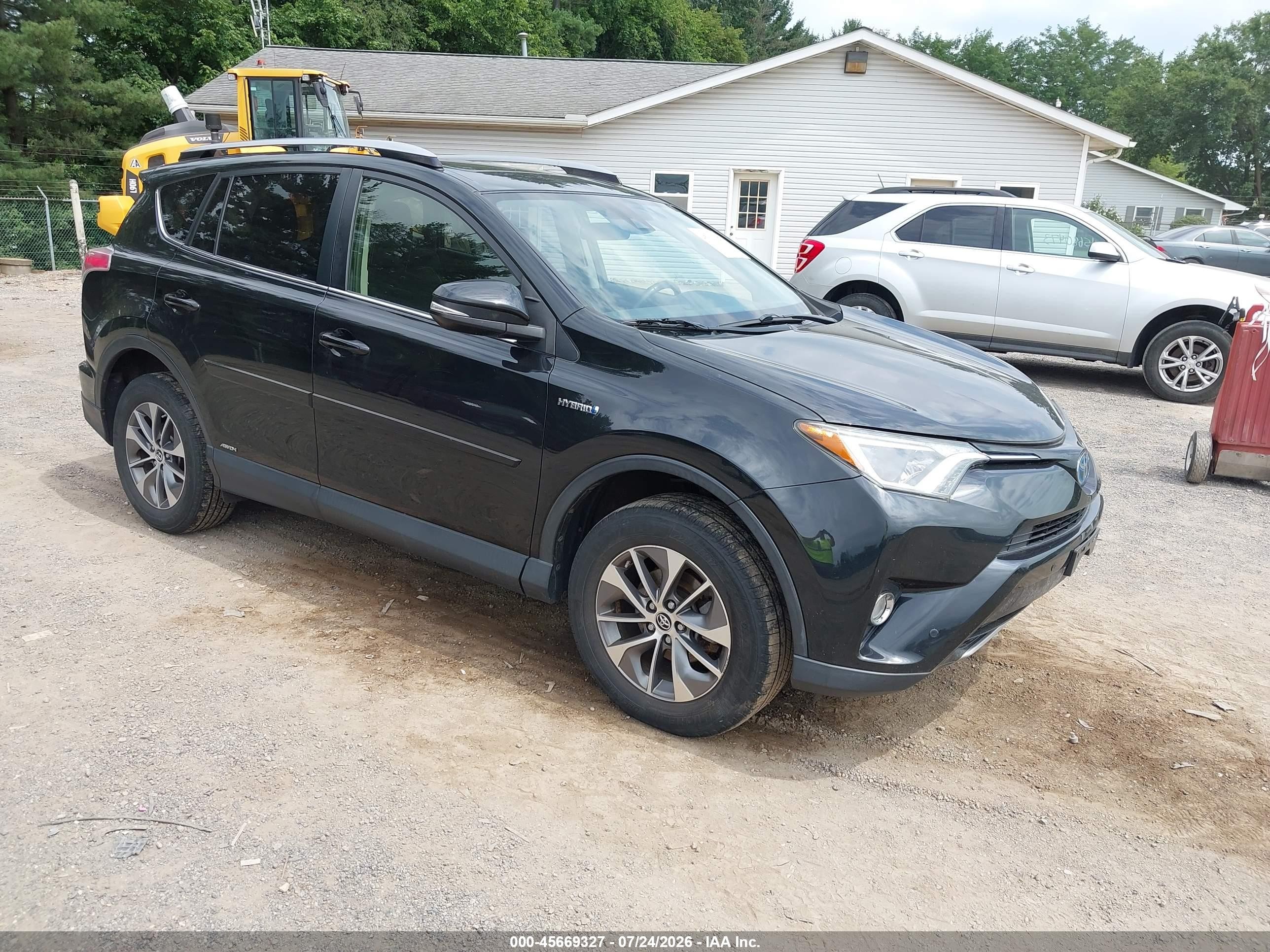 2017 Toyota RAV4 XLE, VIN JTMRJREV8HD064532 — Front end
